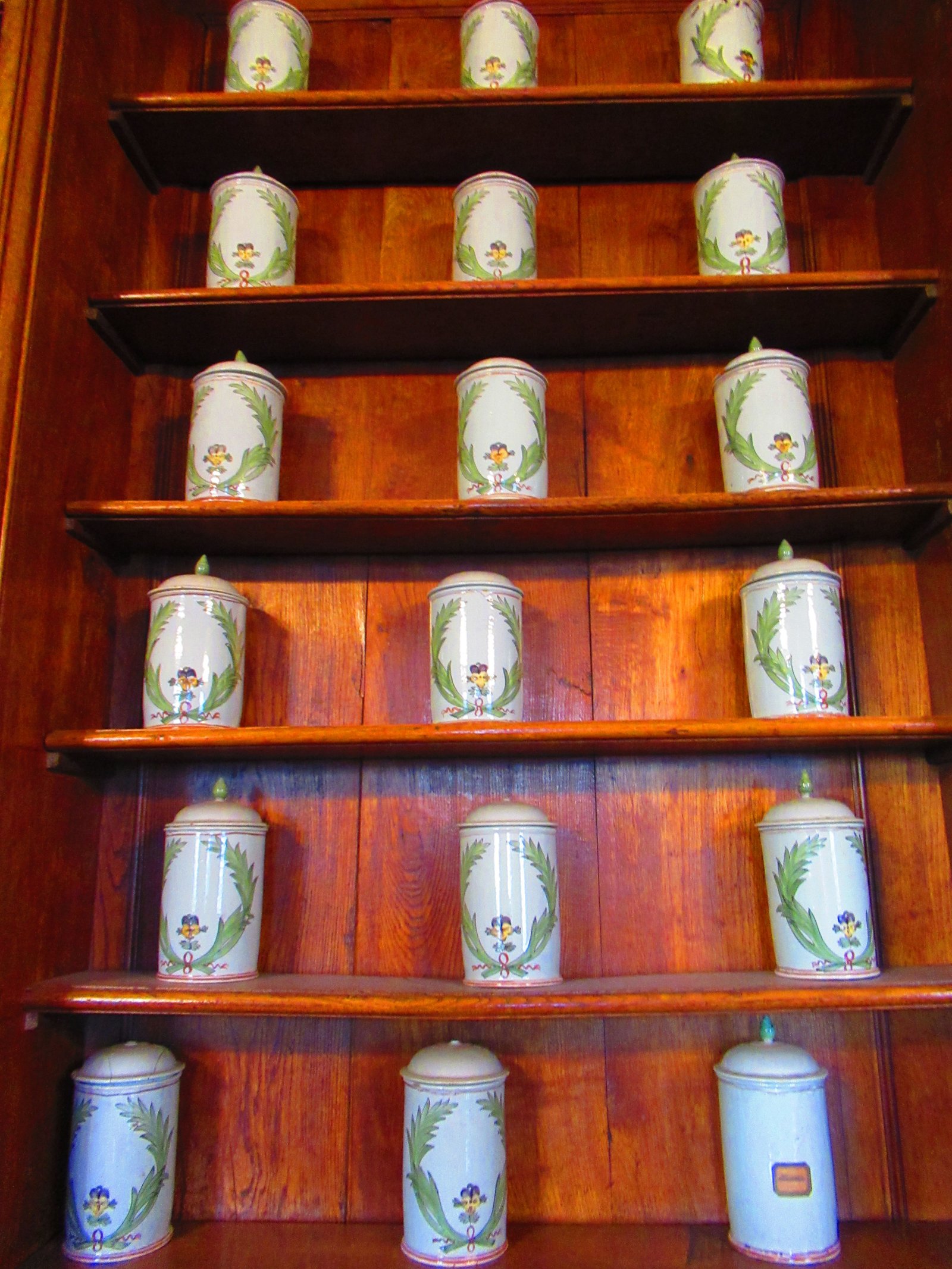 Étagère d’apothicaire ancienne photo gratuite