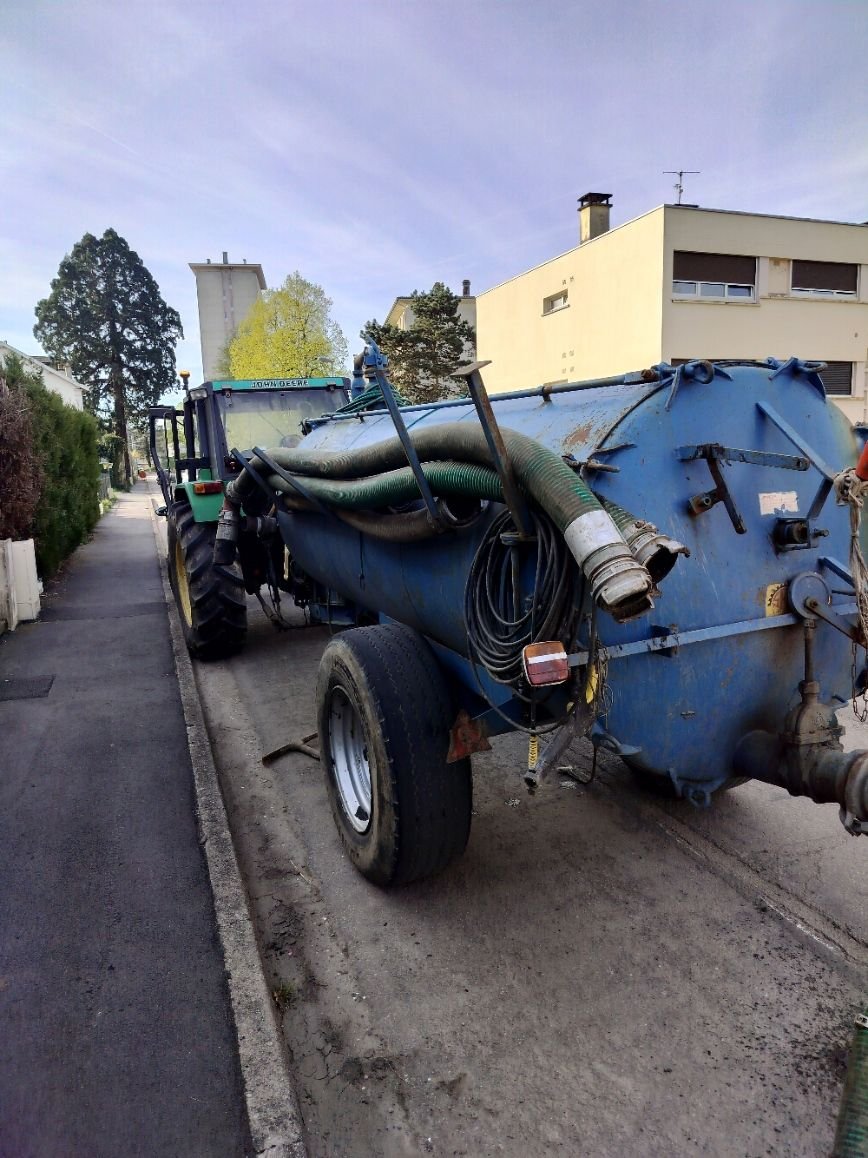 Camion citerne de couleur bleue