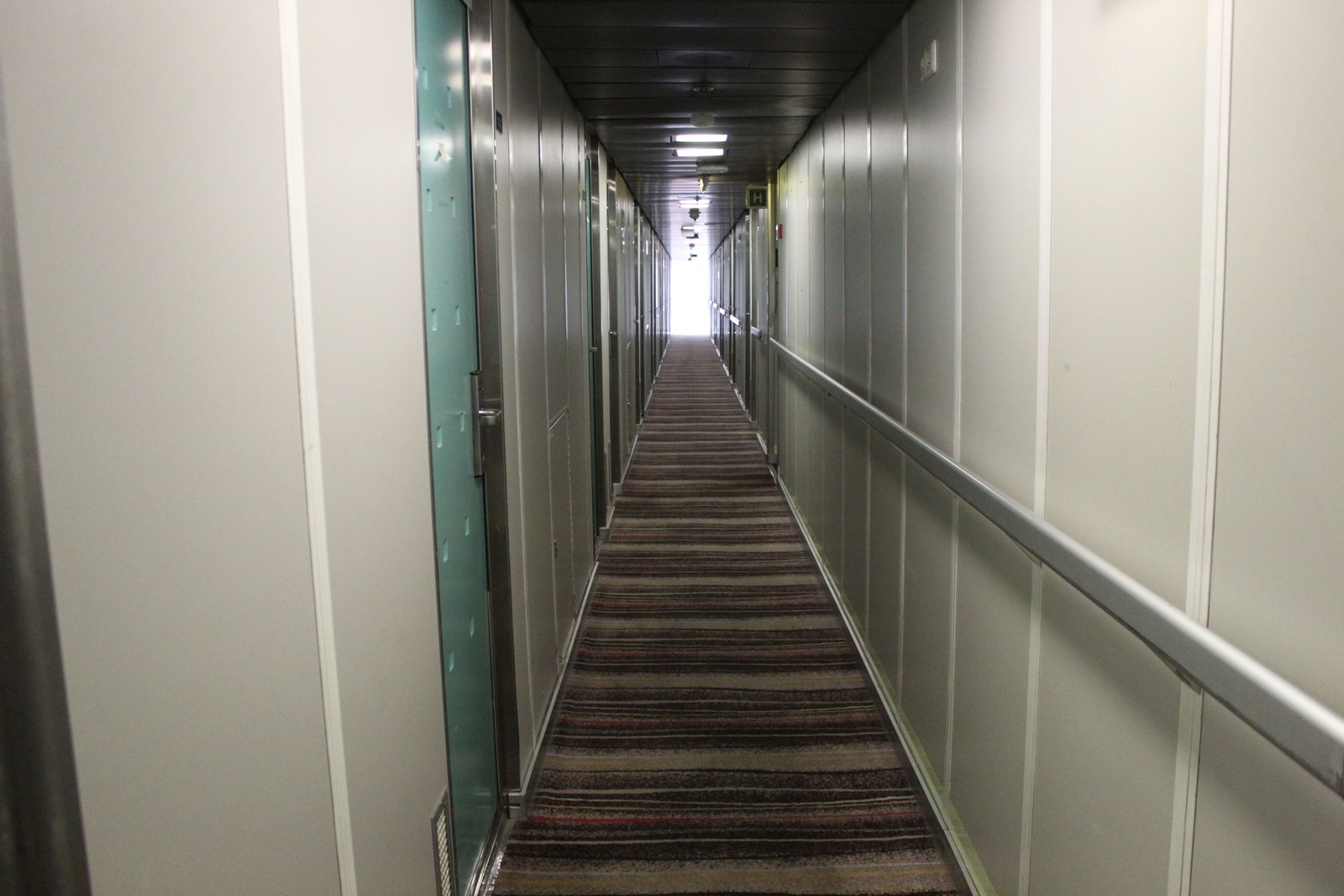 Un couloir étroit à l'intérieur d'un bateau, photo gratuite