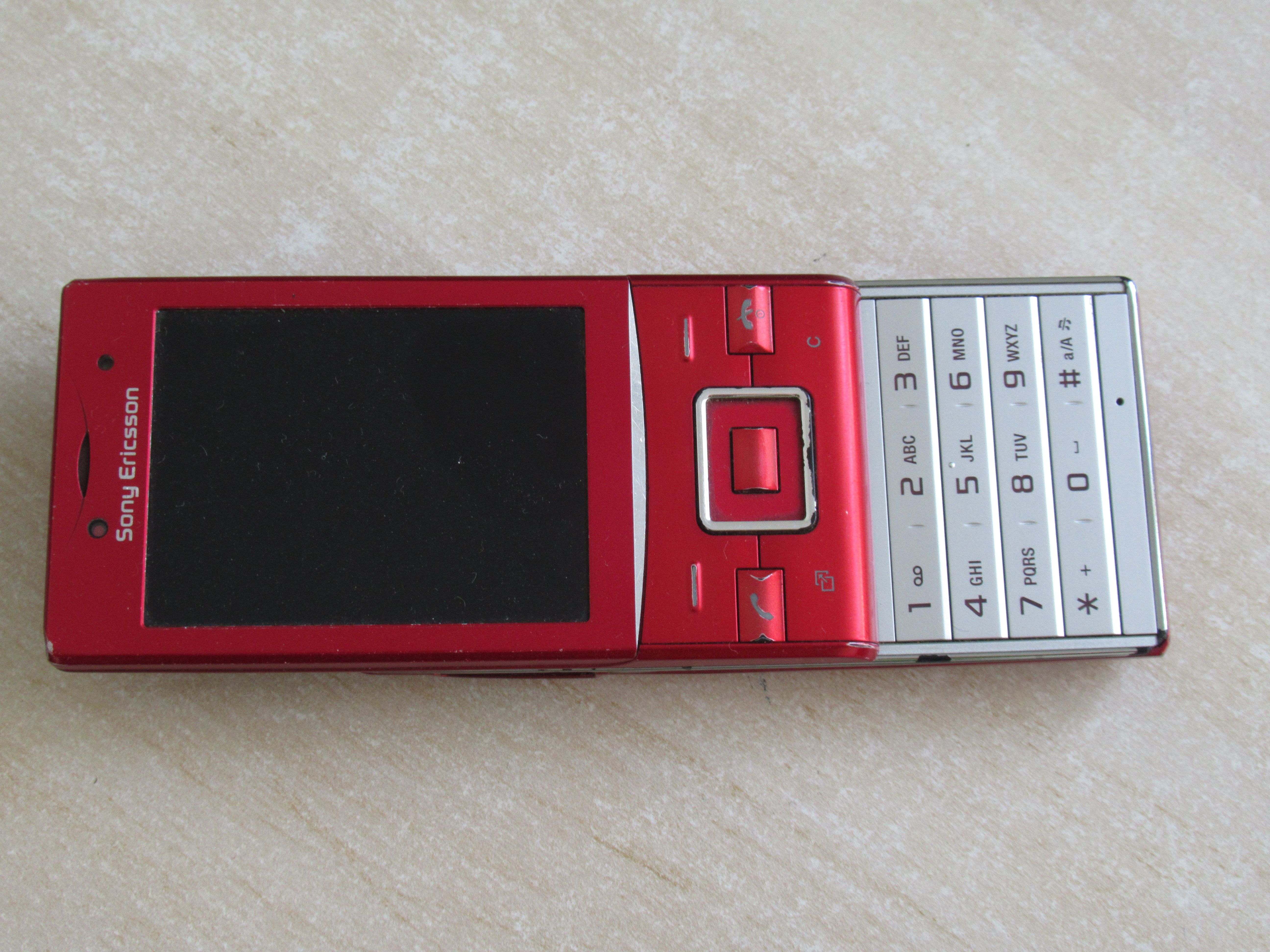 Téléphone portable Sony Ericsson coulissant rouge