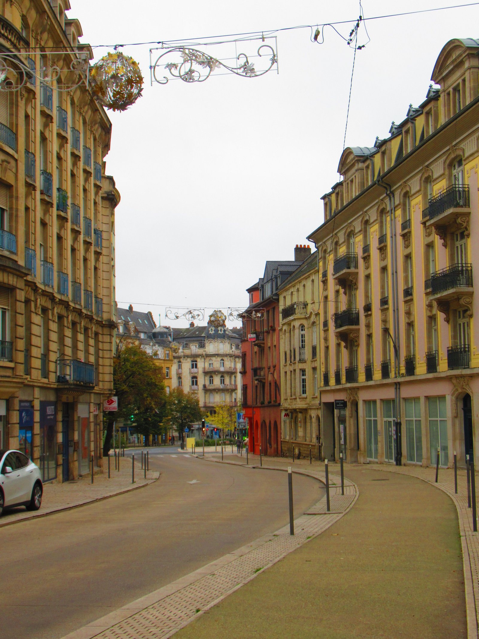 Rue à Metz avec une architecture classique photo gratuite