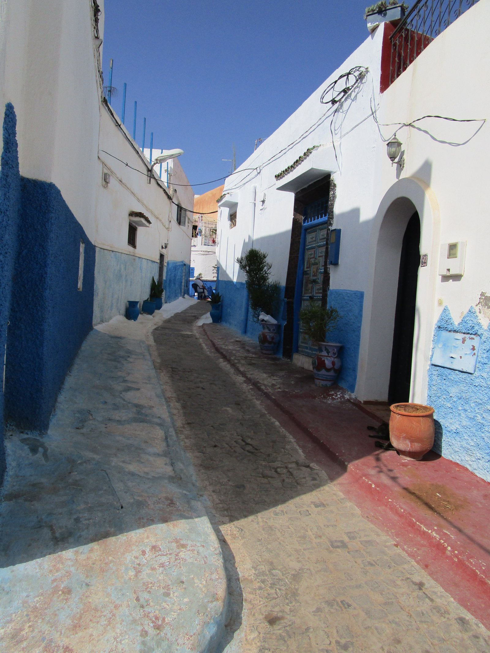 Bâtiments bleus et blancs sur la rue de La kasbah des Oudayas au Maroc