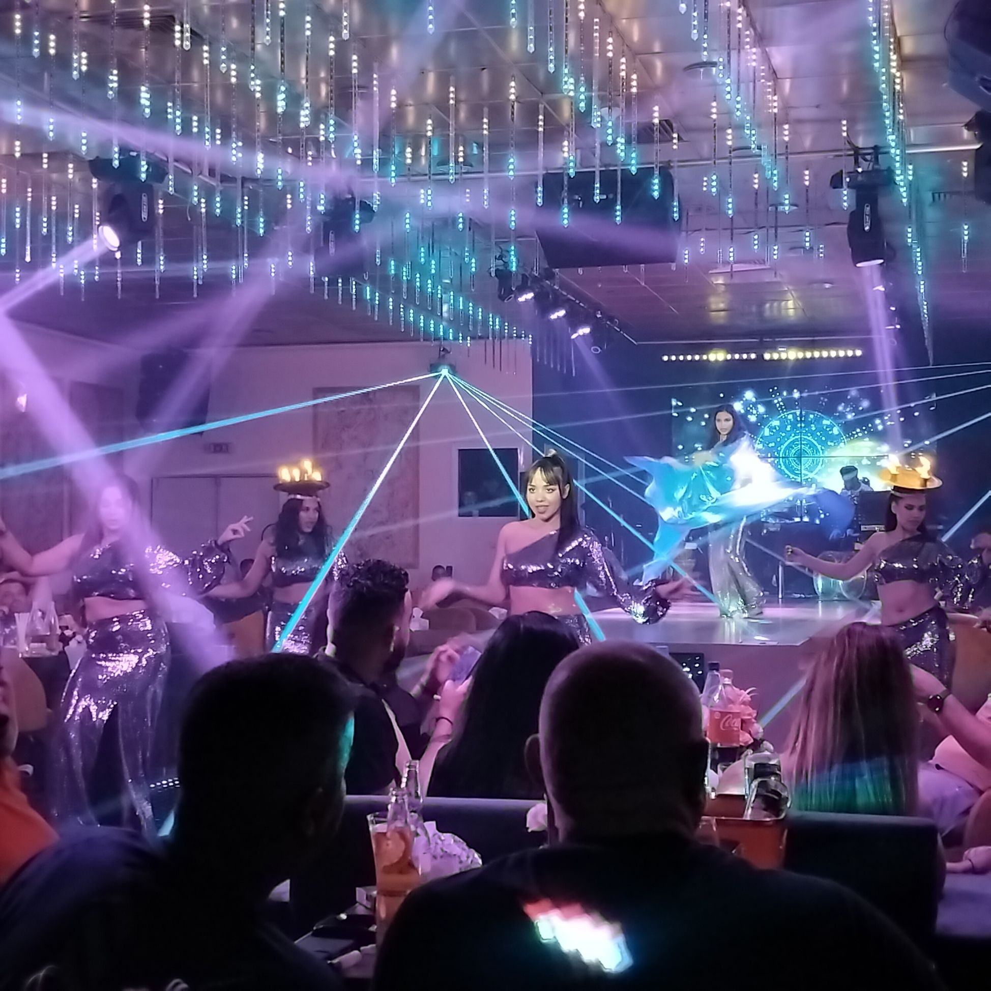 Troupe de danseuses dans un cabaret