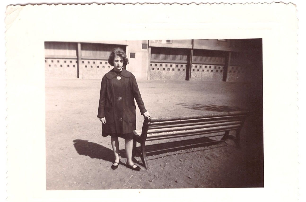 Photo ancienne d'une jeune dame en noir et blanc image gratuite