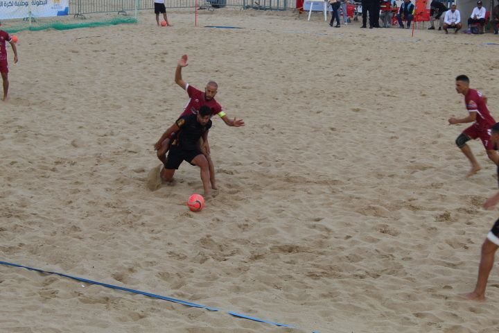 Un duel footballistique entre deux joueurs adverses pour la possession du ballon photo gratuite