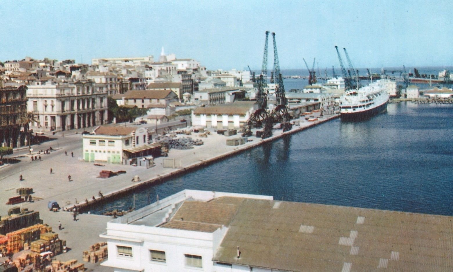 Vue panoramique en couleur du port de Bône en 1960 photo gratuite
