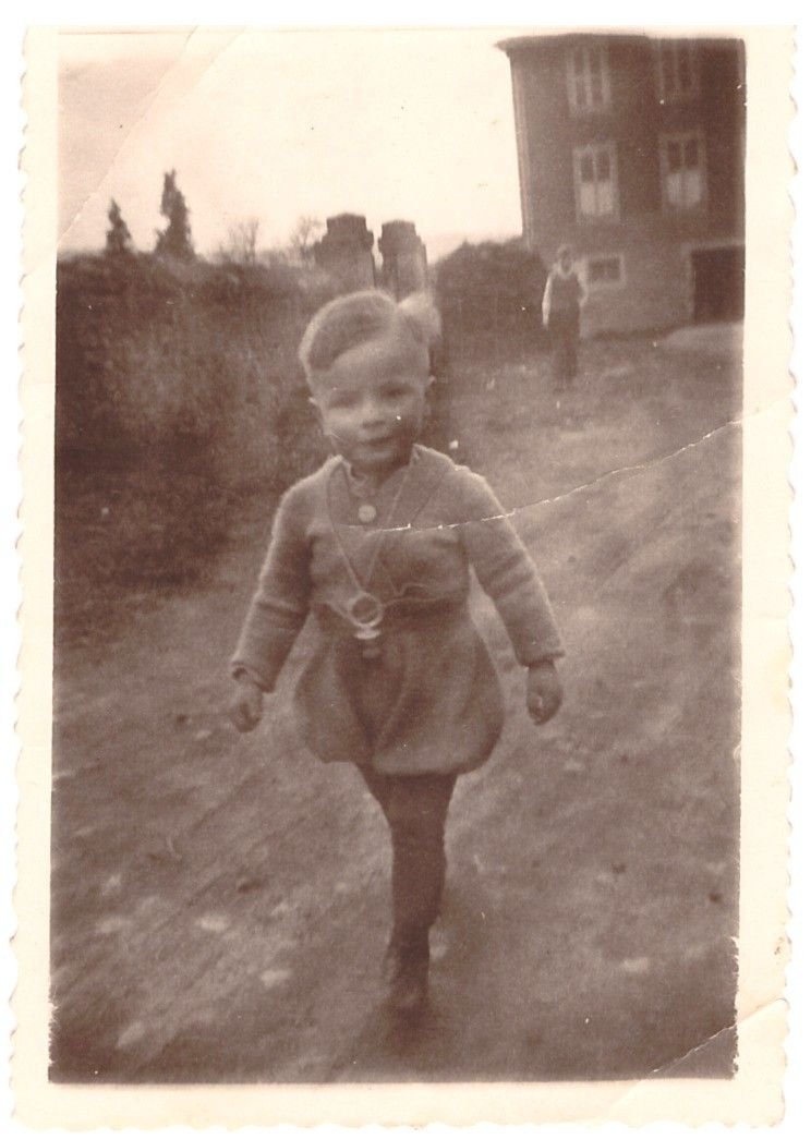 Petite fille dans la rue en RFA sur une photo ancienne gratuite