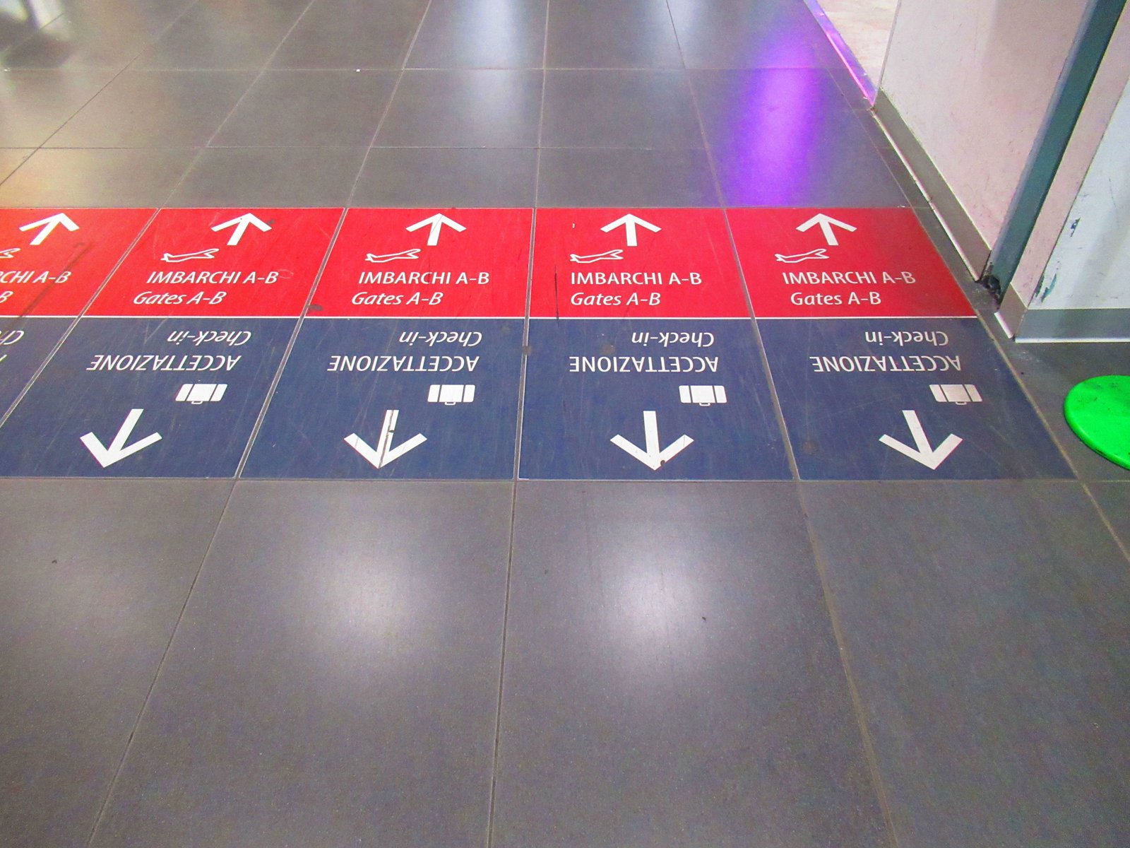 Signalisation au sol dans un aéroport photo gratuite