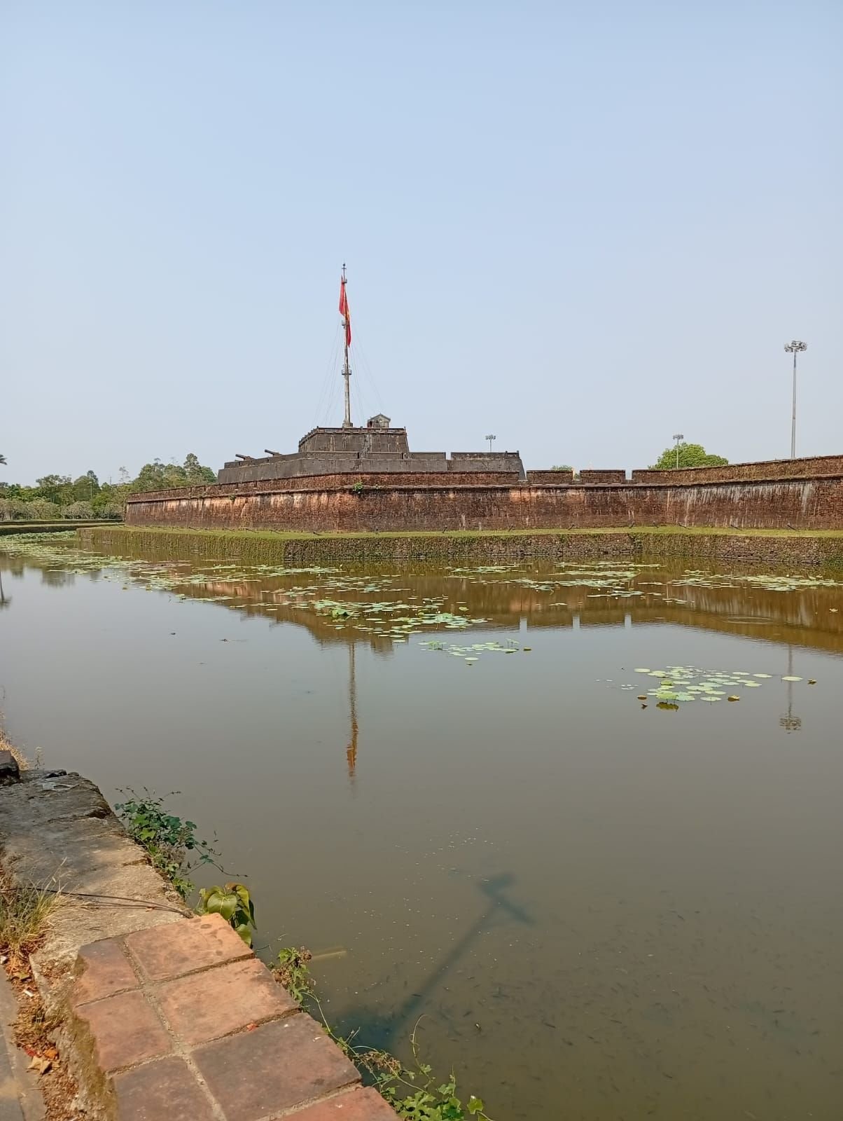 Plan d'eau, douve entourant la Citadelle impériale de Hué, Vietnam, photo gratuite