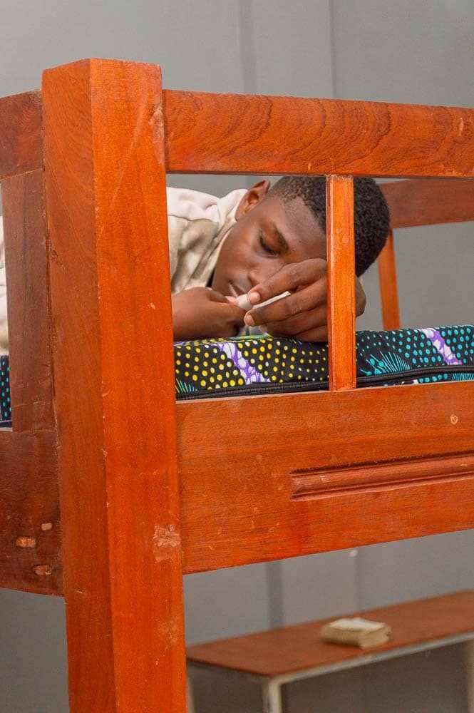 Sommeil d'un garçon sur un lit photo gratuite