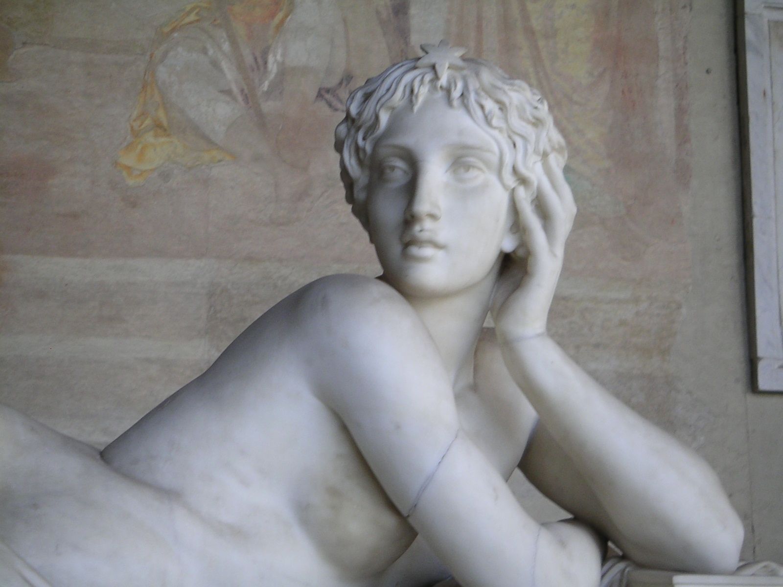 Statue de femme en marbre blanc à Pise Italie