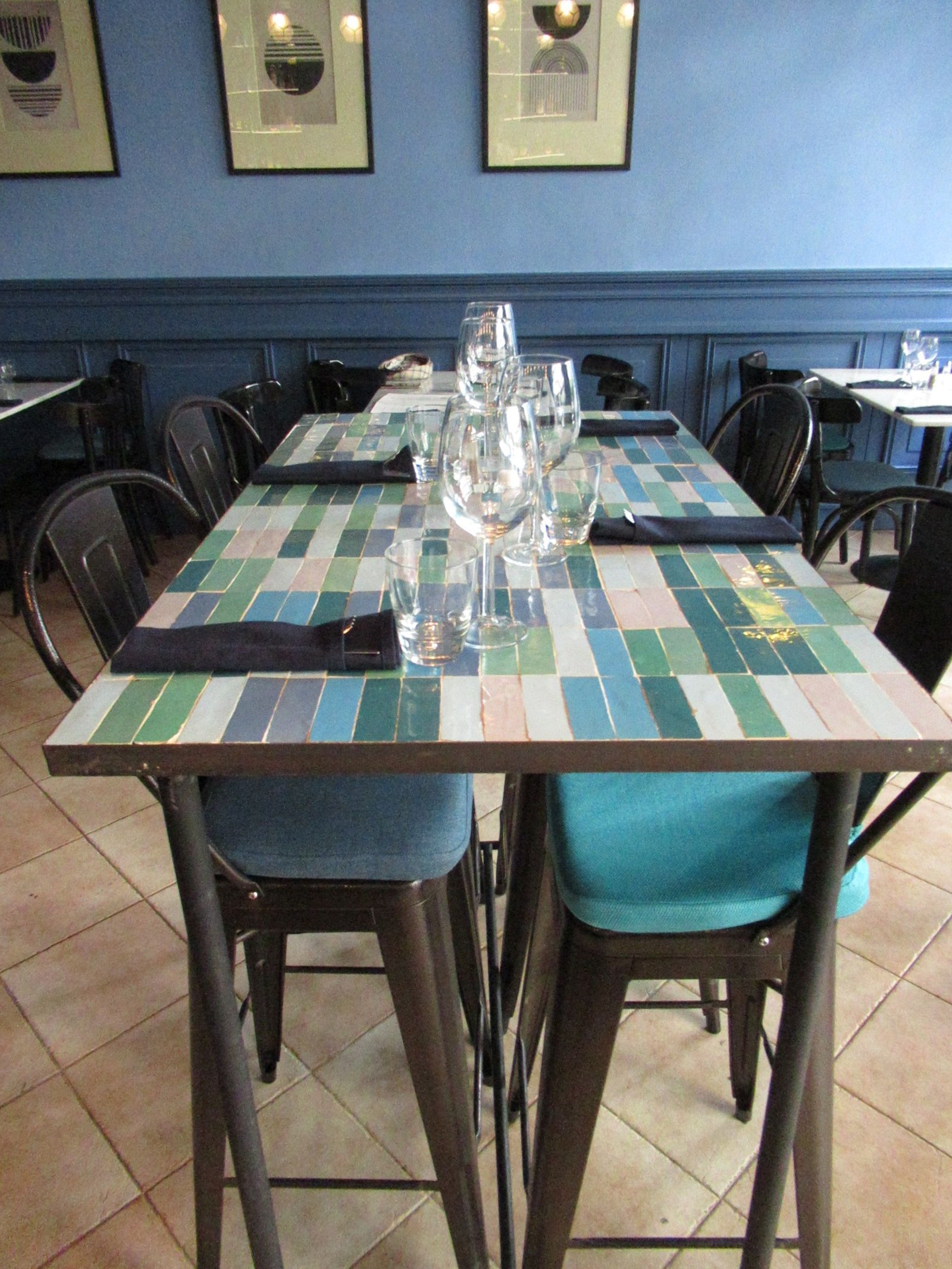 Intérieur d'un restaurant avec des tables carrées en mosaïques