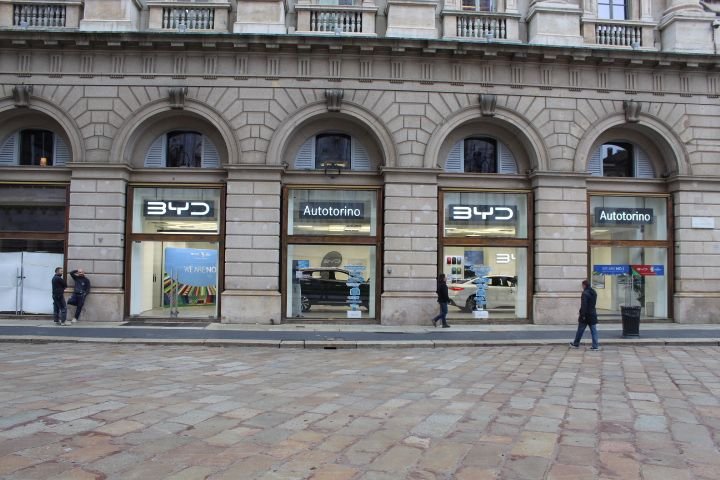 Un magasin BYD (Build Your Dreams) en partenariat avec Autotorino, situé à Milan, en Italie, un leader mondial dans la production de véhicules électriques et de nouvelles énergies, photo gratuite