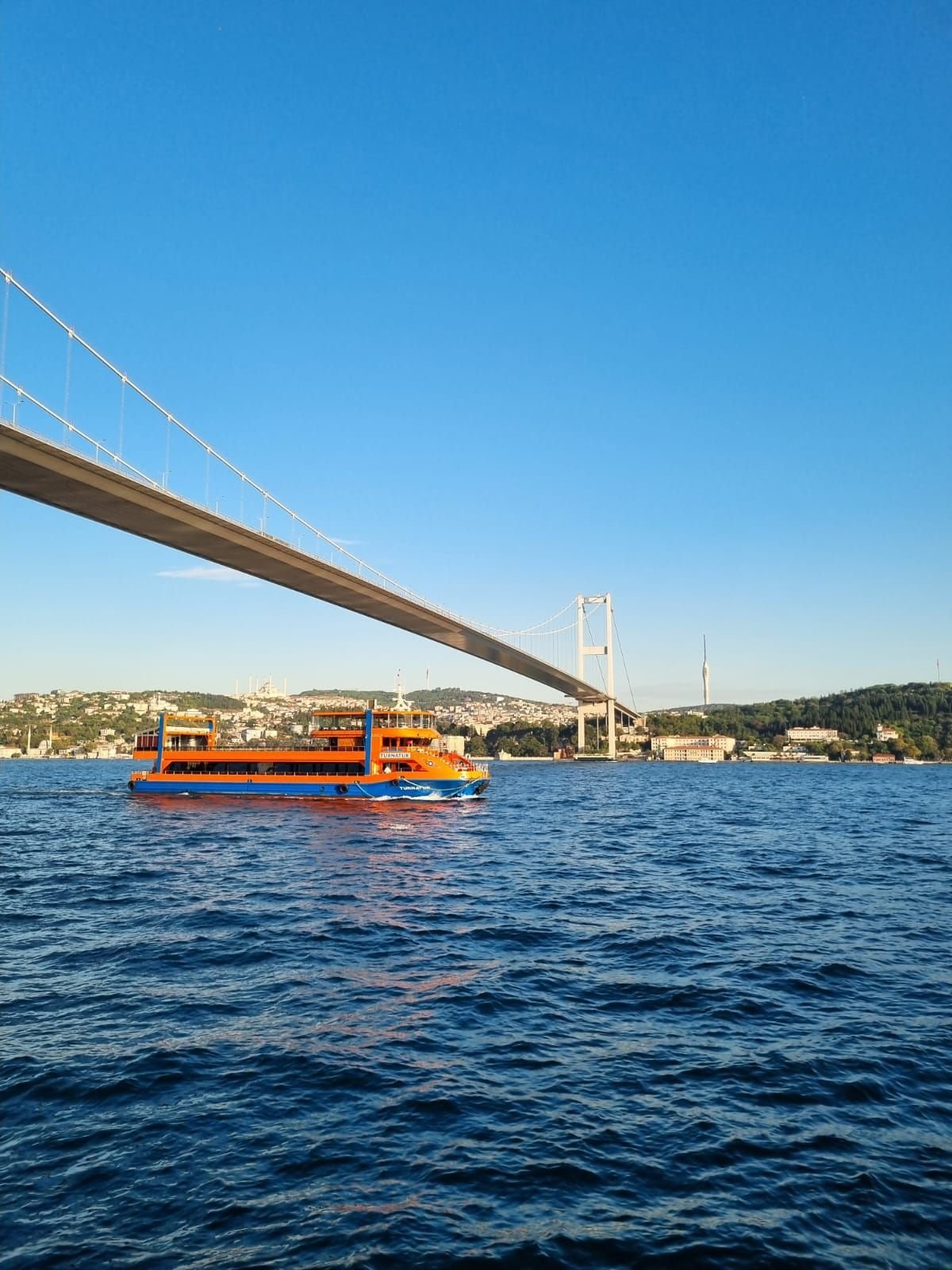 Bosphorus tour sous le pont des Martyrs du 15- juillet Istanbul en Turquie photo gratuite - Torre do Bósforo sob a Ponte dos Mártires de 15 de julho Istanbul Foto gratuita