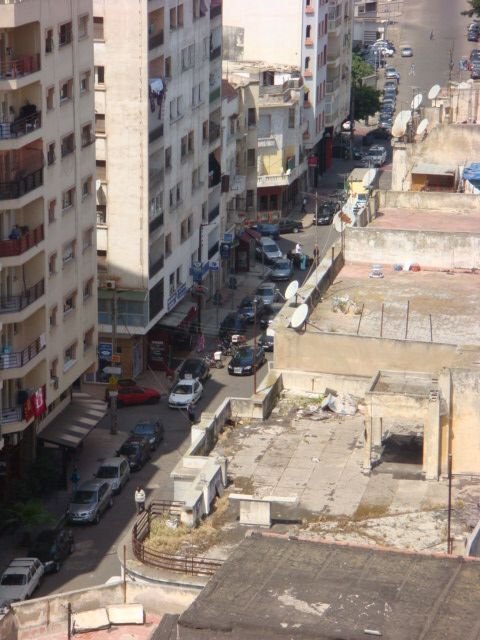 Avenue animée au pied des immeubles moderne photo gratuite