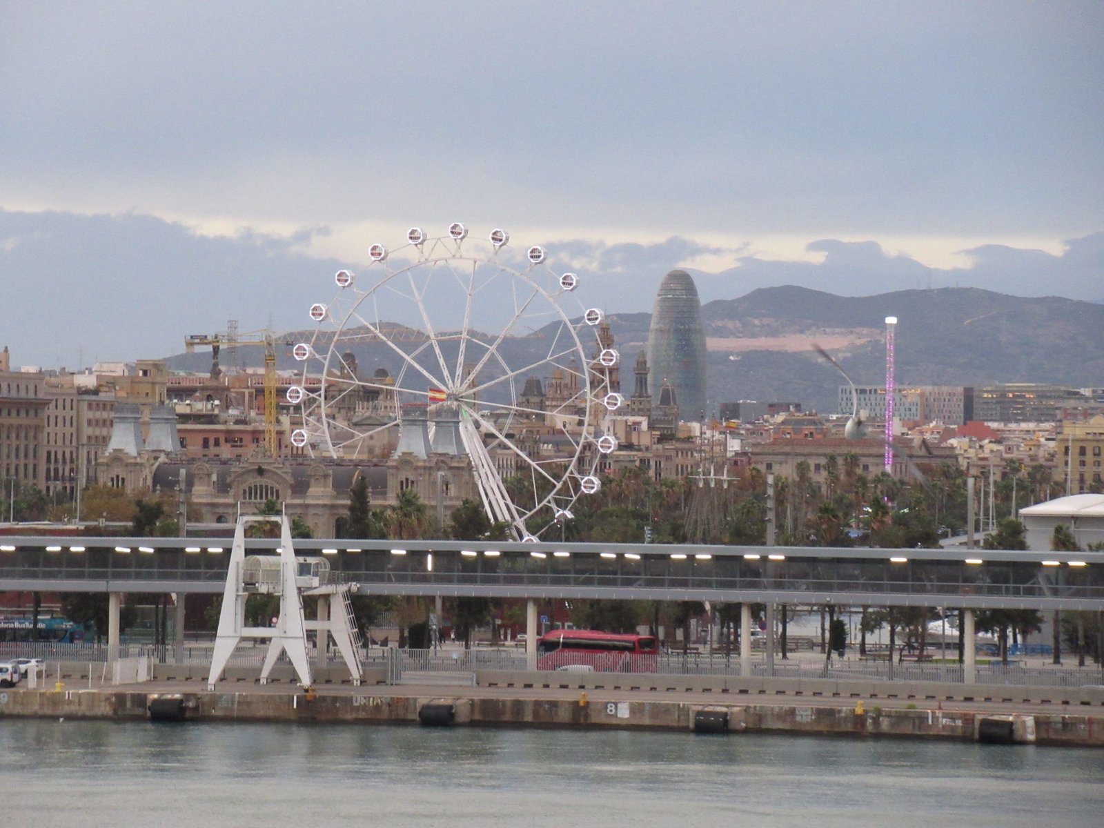 La grande roue au port de Barcelone en Espagne photo gratuite