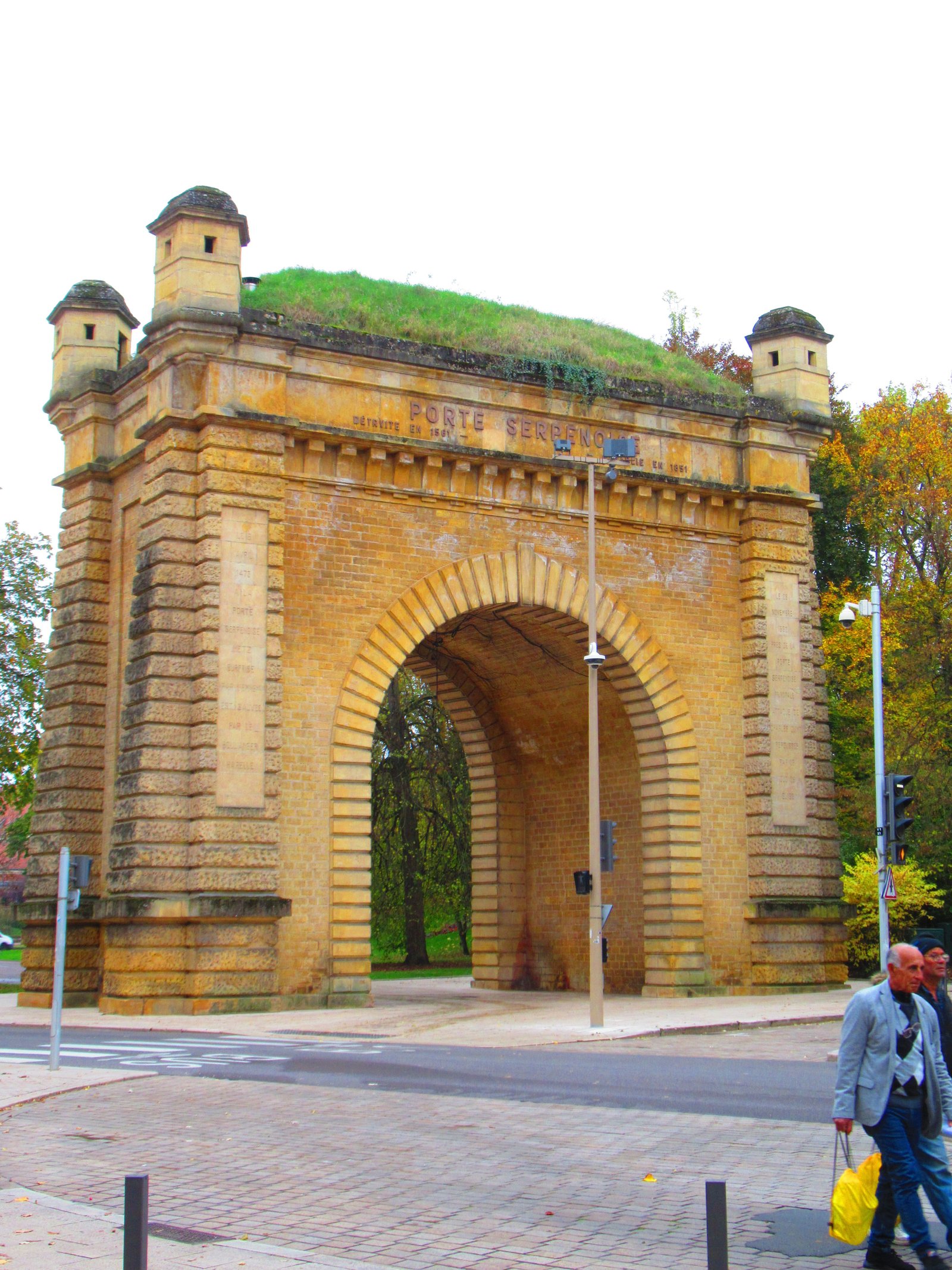 Passants devant la Porte Serpenoise de la ville de Metz en Lorraine France photo gratuite