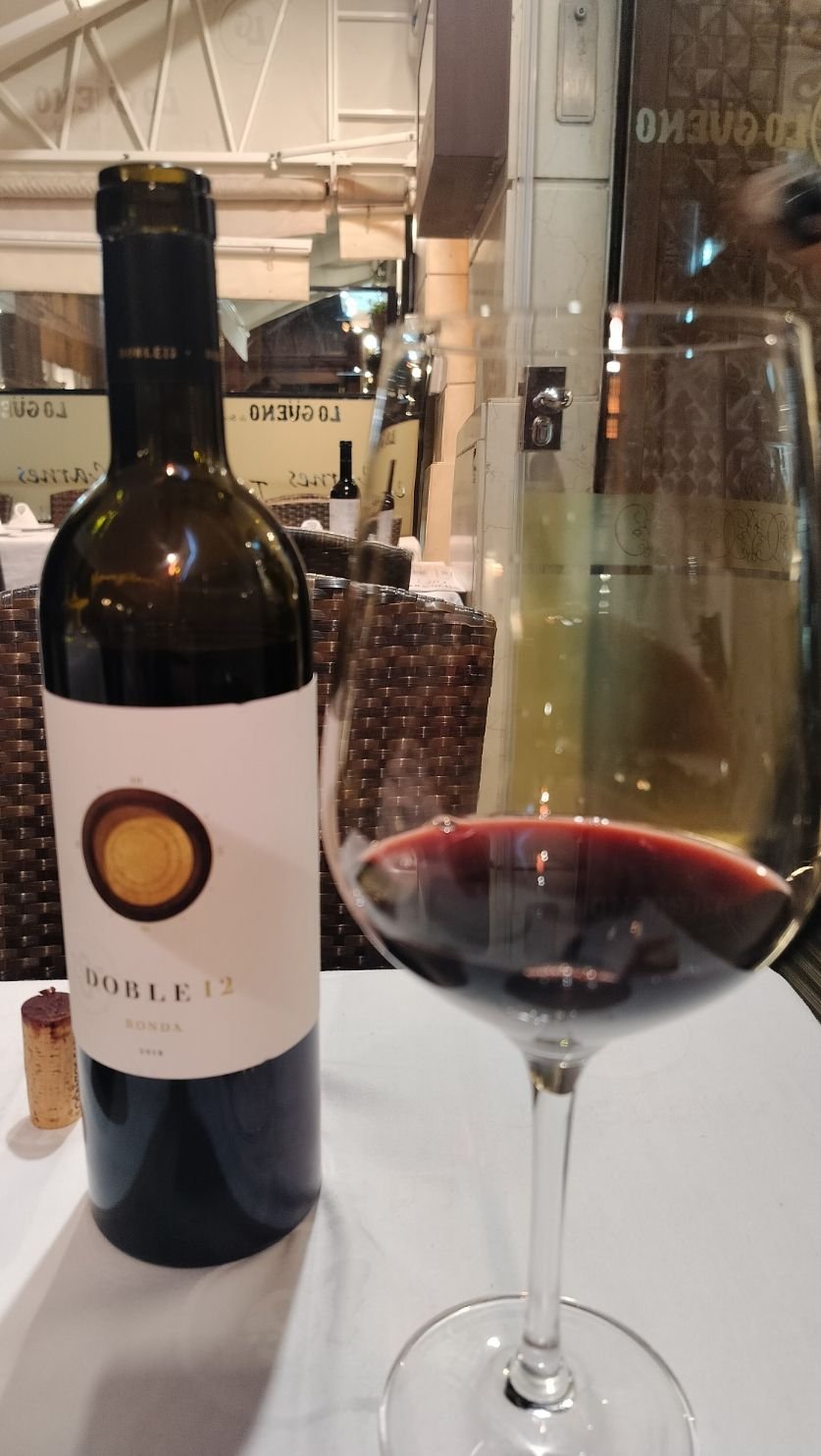 Une bouteille de vin rouge, photo gratuite