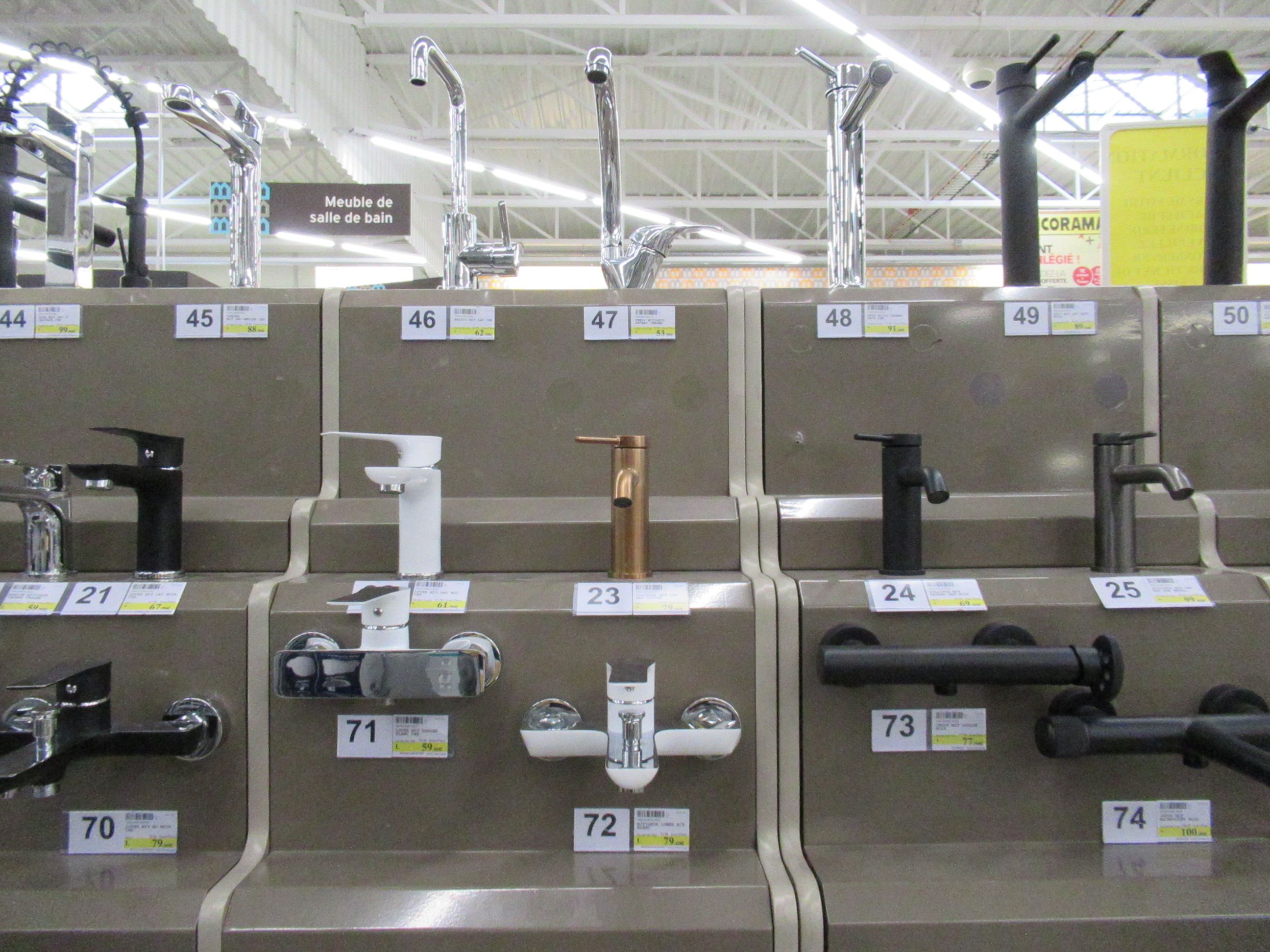 Robinets et mitigeurs en exposition dans un magasin