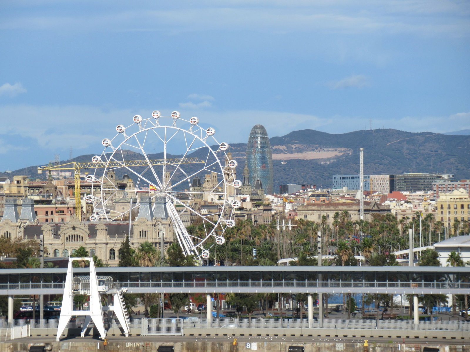 Grande roue surplombant le port de Barcelone photo gratuite