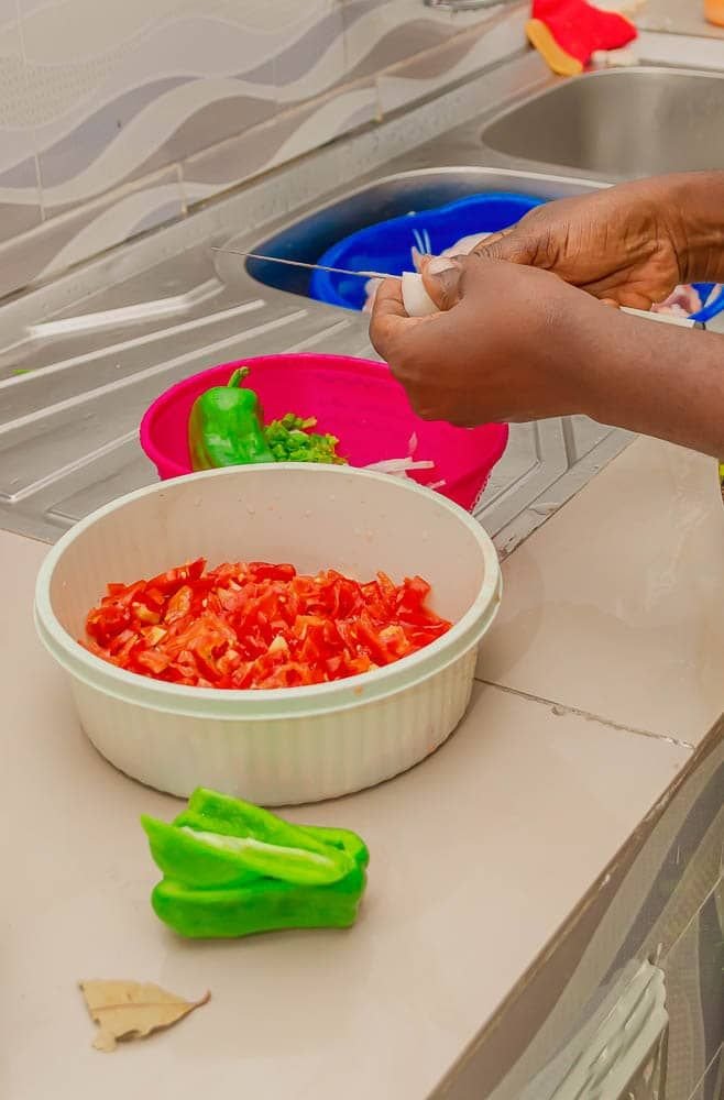 Les mains qui coupent les ingrédients en cuisine photo gratuite