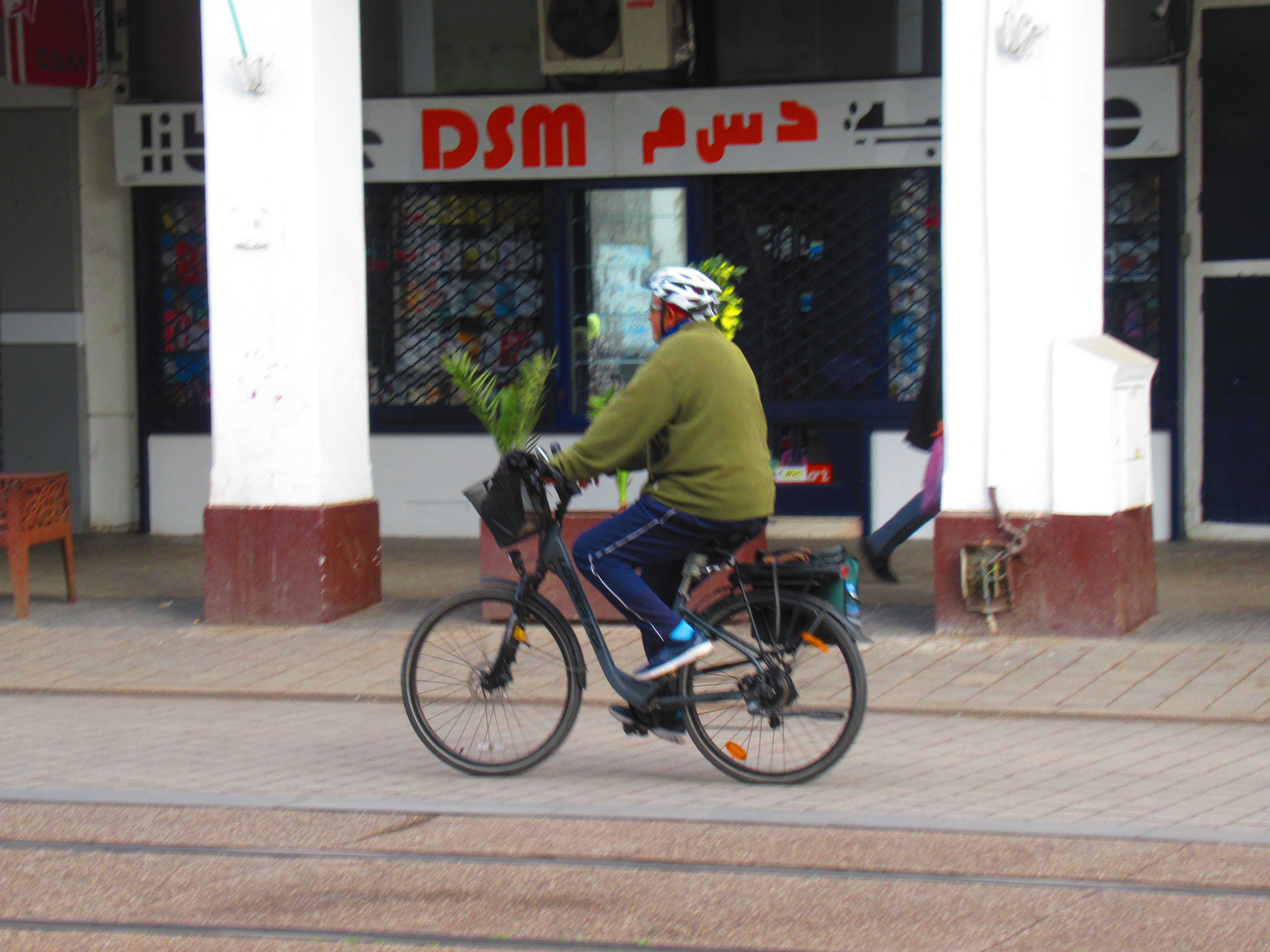 Sportif qui fait du vélo