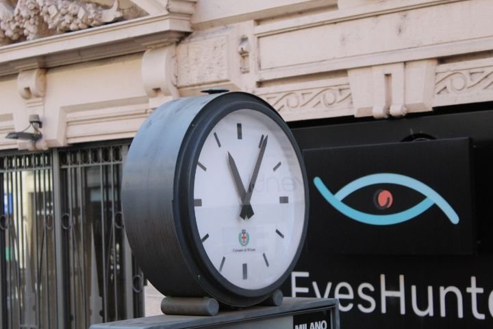 Une grande horloge publique, photo gratuite
