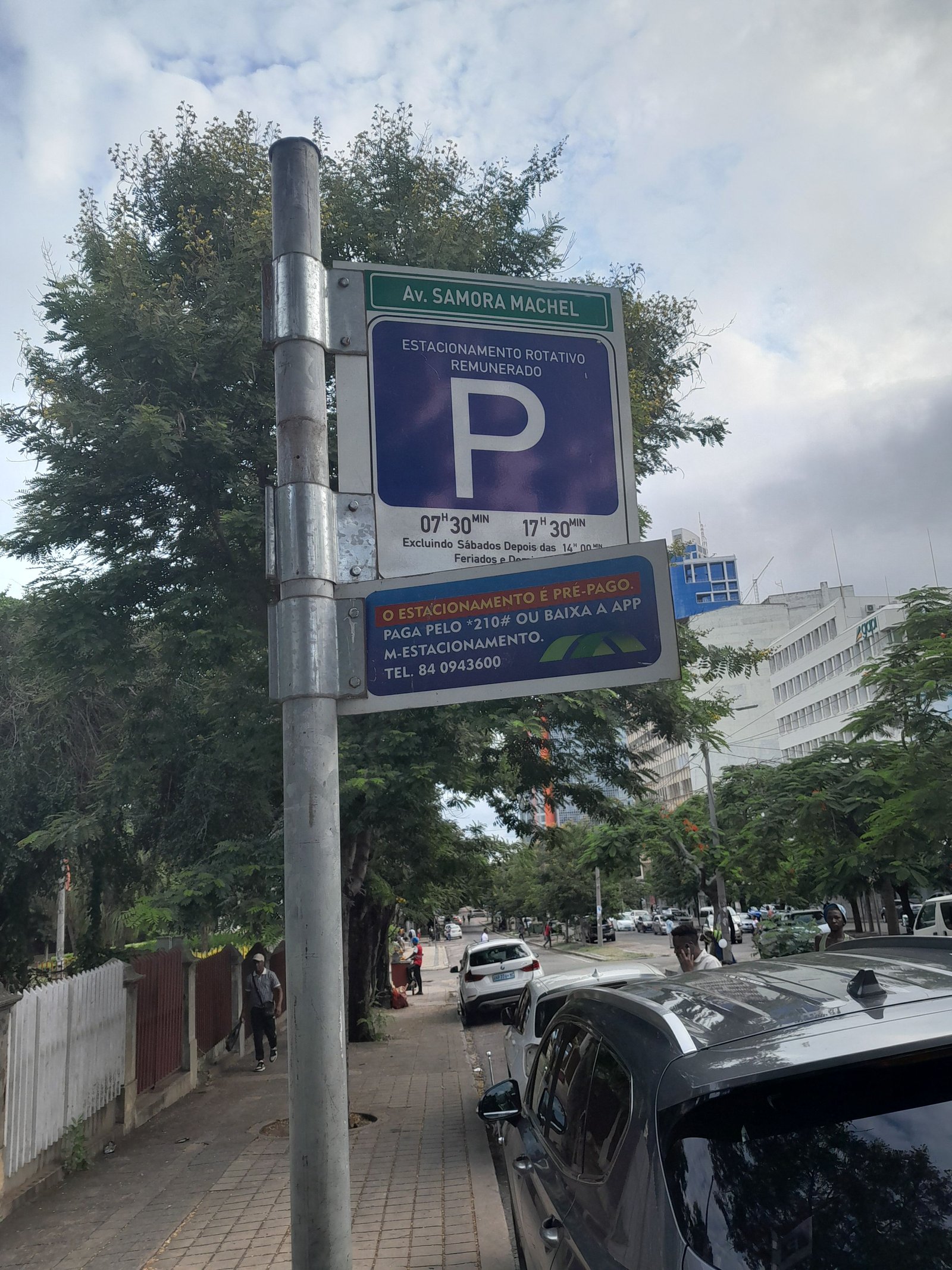 Panneau de stationnement payant sur l'Avenue Samora Machel à Maputo au Mozambique photo gratuite