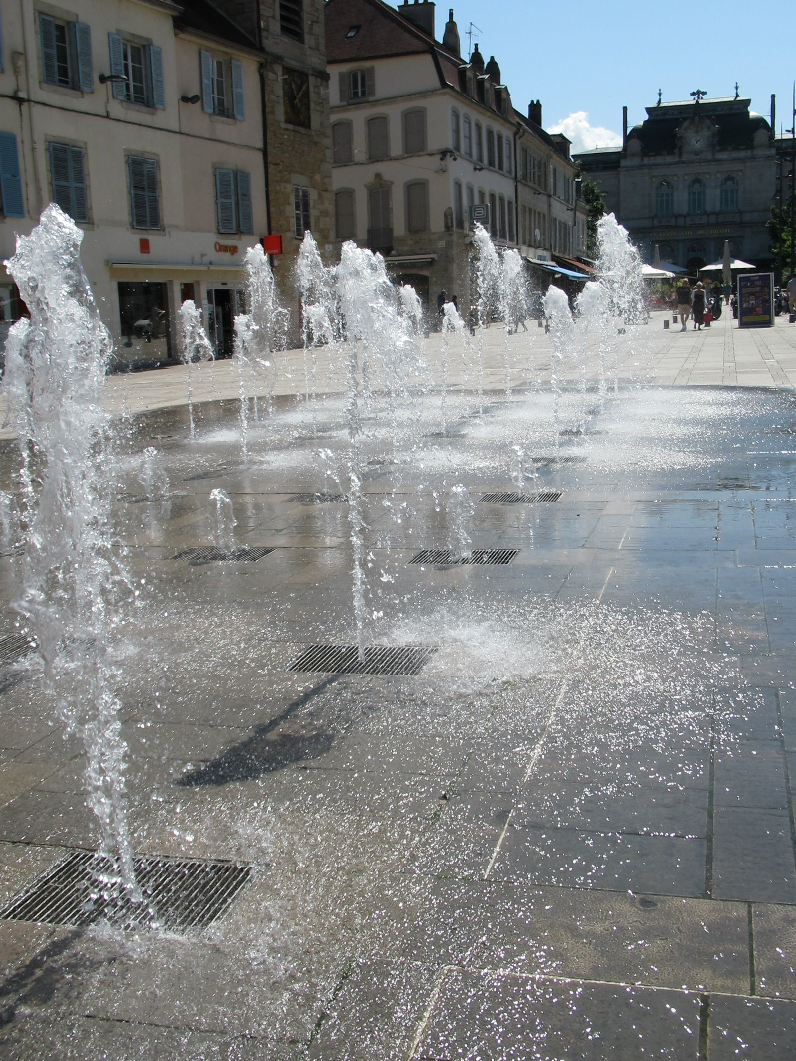 Jets d'eau devant l'Office de Tourisme de Lons-le-Saunier