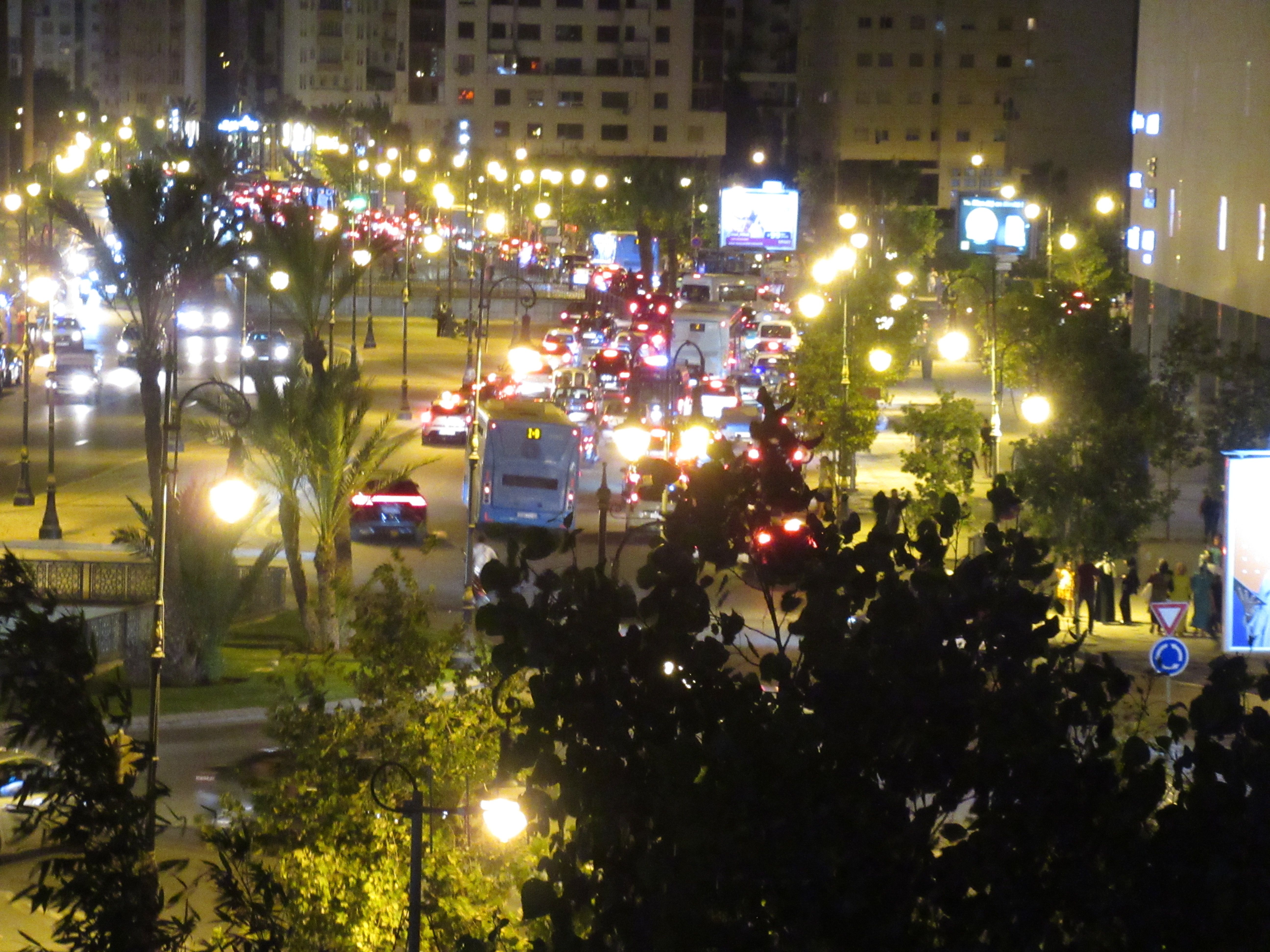Circulation et bouchon la nuit à Tanger Maroc