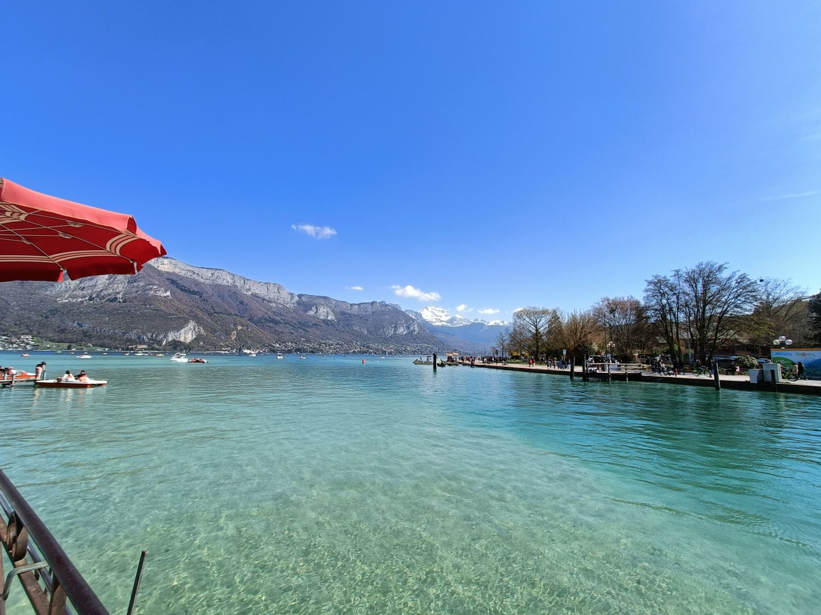 Le lac d'Annecy, situé en Haute-Savoie, en France, photo gratuite