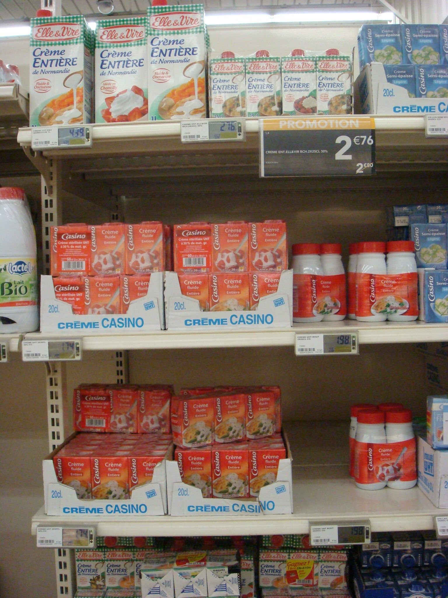 Différentes marques de crèmes en rayon au supermarché Casino