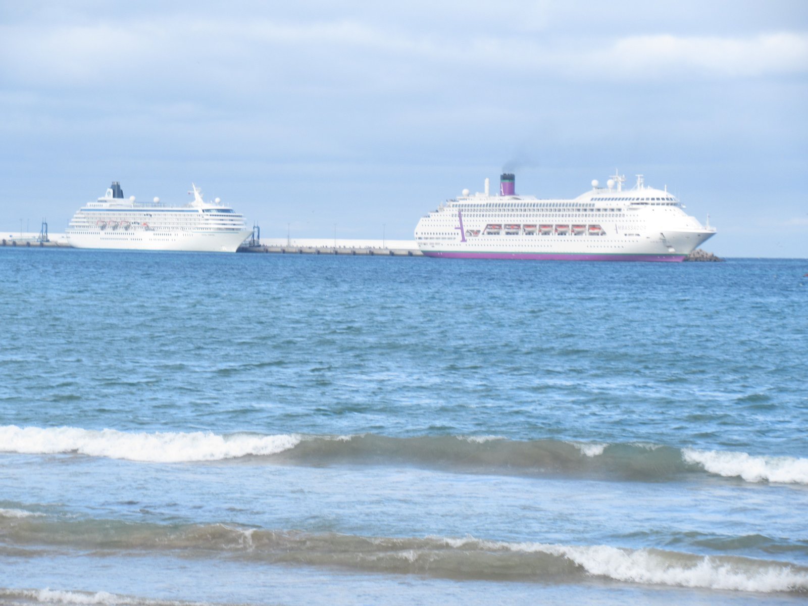 Bateaux de croisière dans la mer à Tanger photo gratuite