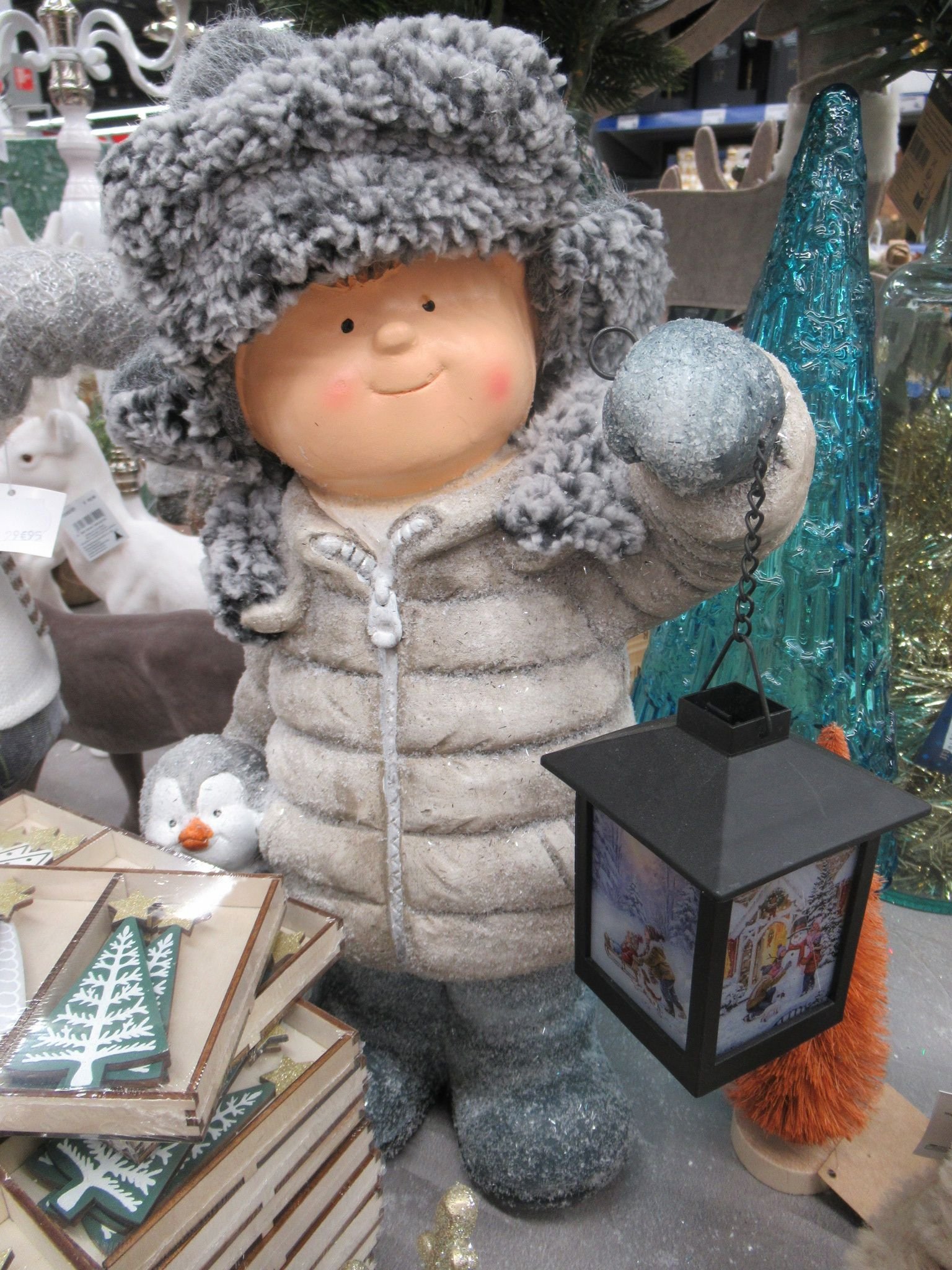 Une figurine décorative de Noël d'un garçon d'hiver avec une lanterne, photo gratuite