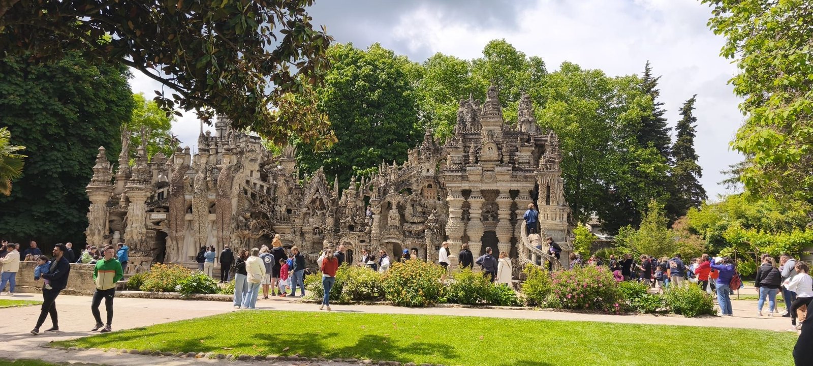 Personnes au Palais idéal du facteur Cheval, photo gratuite