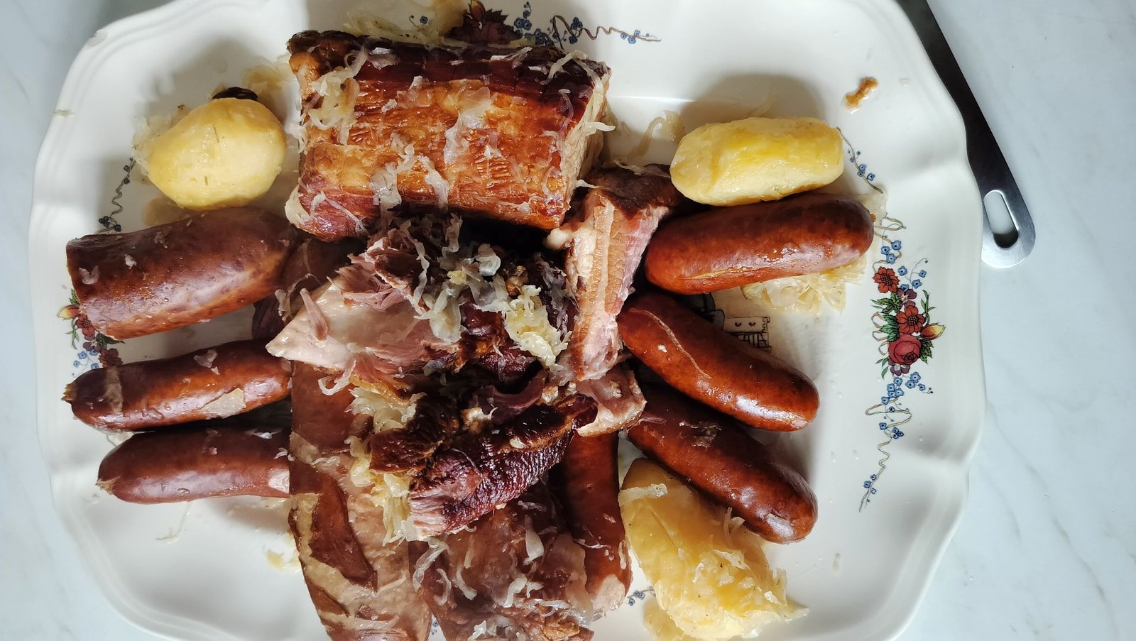 Plat de saucisses fumées et lards pour choucroute