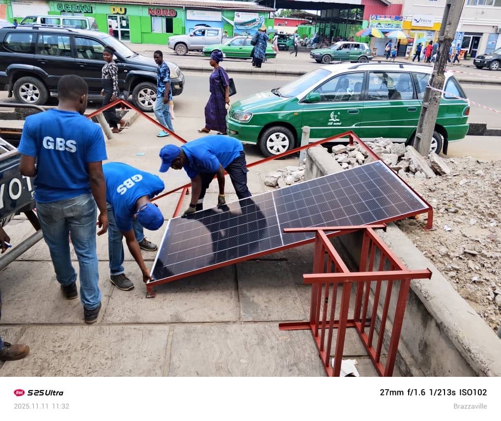 Installation d’un panneau solaire Photo gratuite