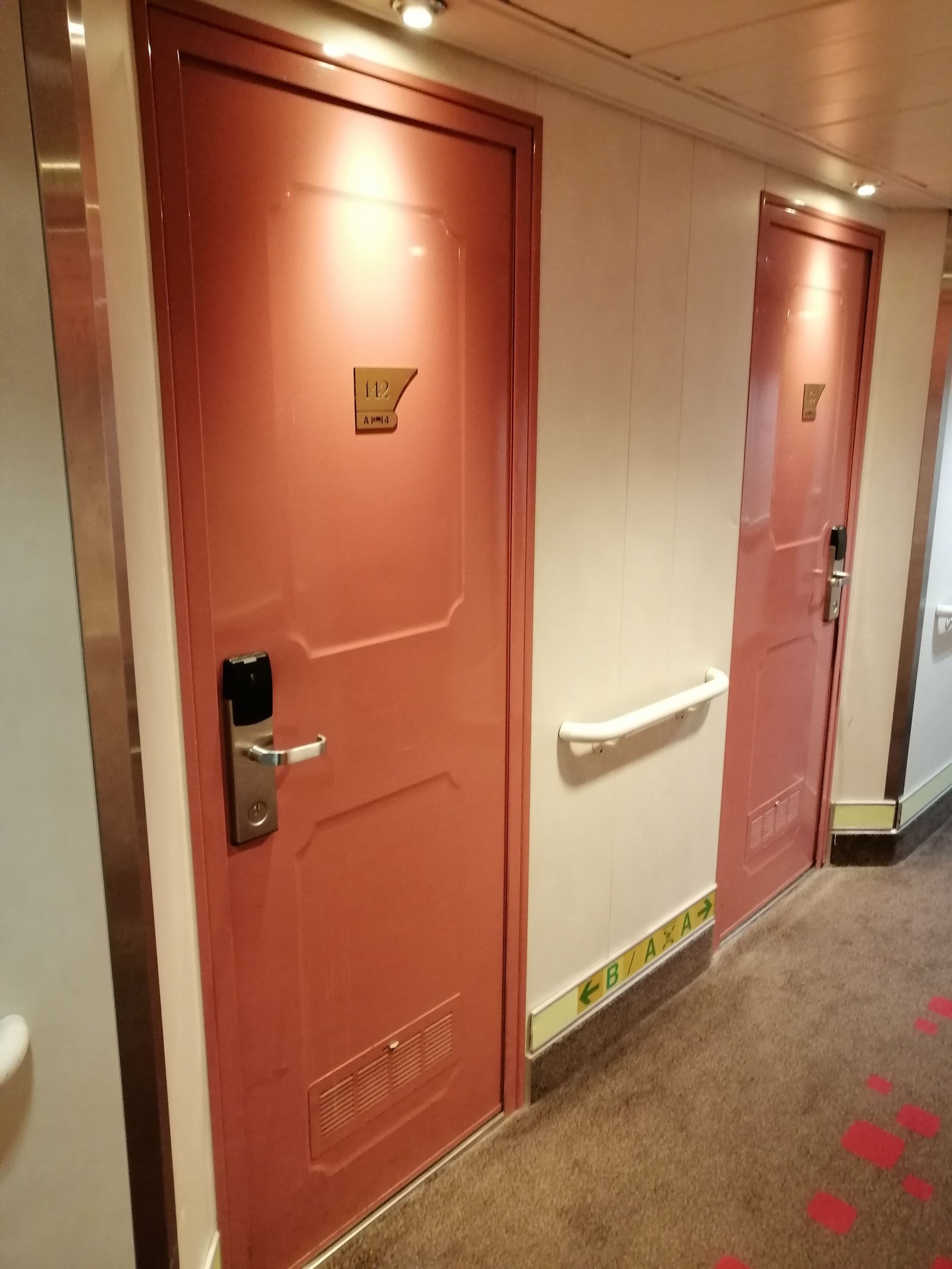 Portes de chambre d'hôtel de couleur rose