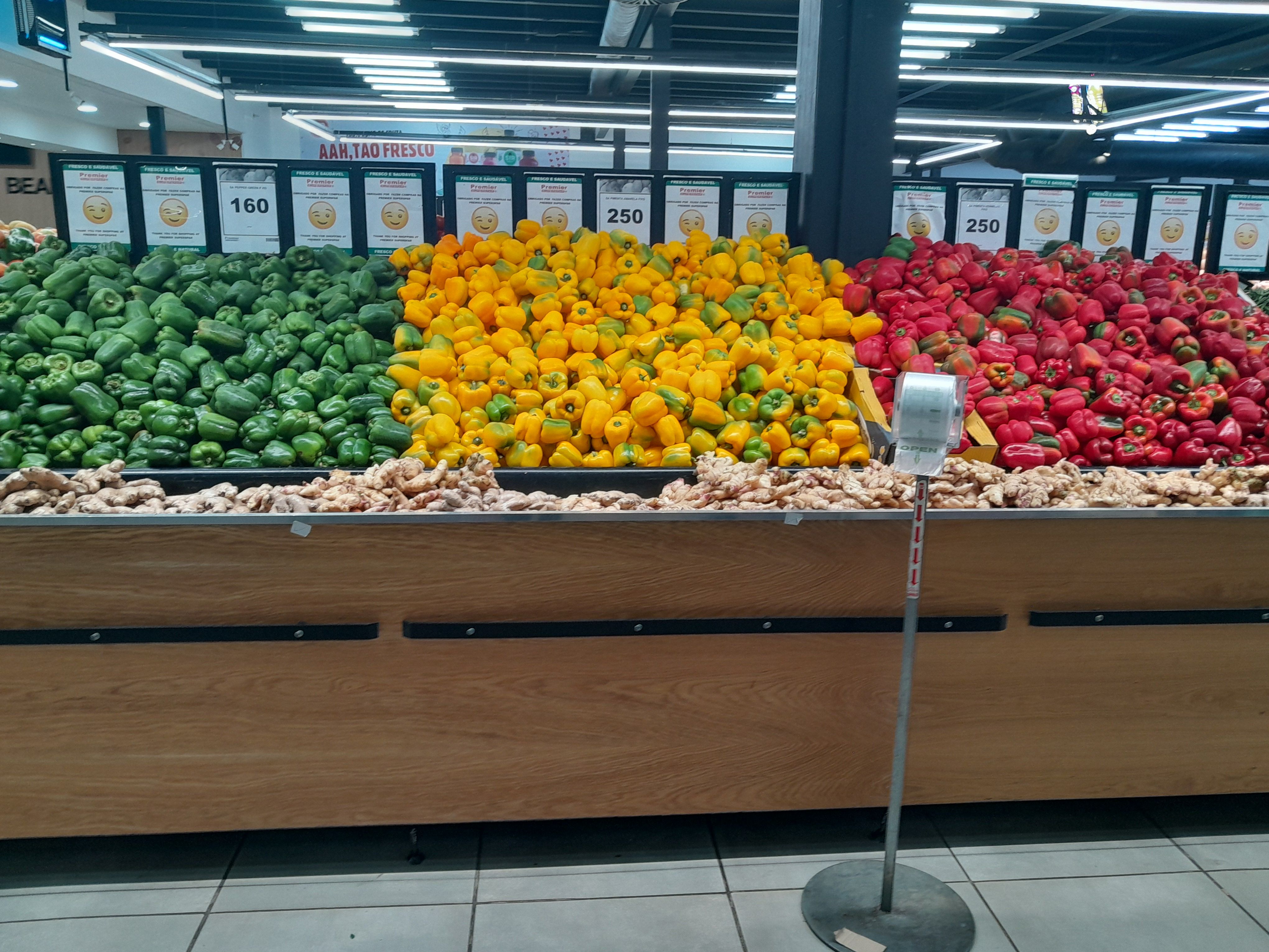 Etal de poivrons et gingembre dans un grand supermarché photo gratuite