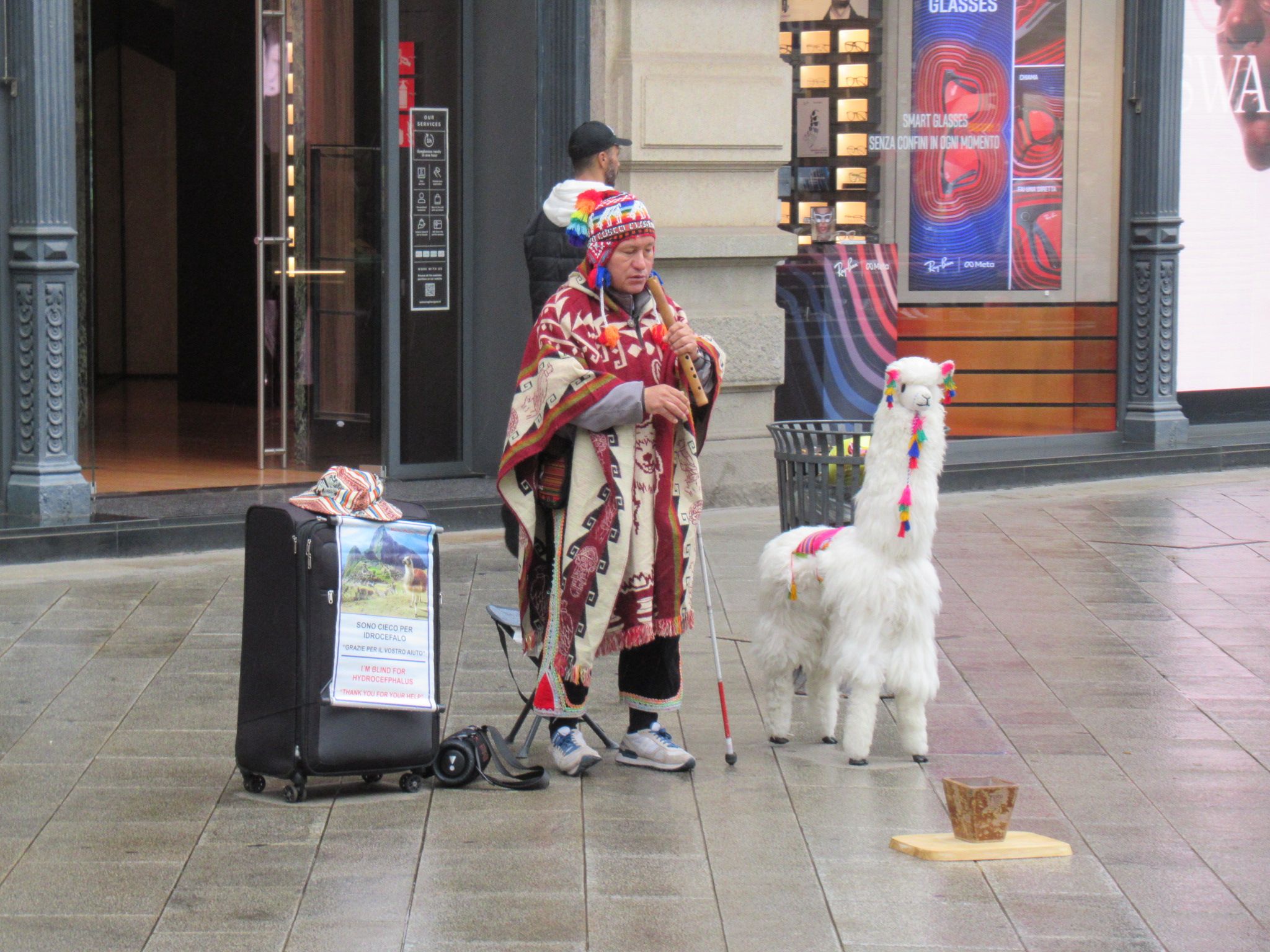 Musicien de rue en tenue traditionnelle avec un lama en peluche photo gratuite