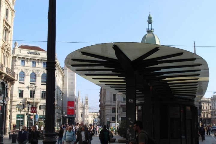 Une pensilina ATM à Milan, une structure de type abri située sur une place publique, probablement à proximité d'une station de transport en commun, photo gratuite