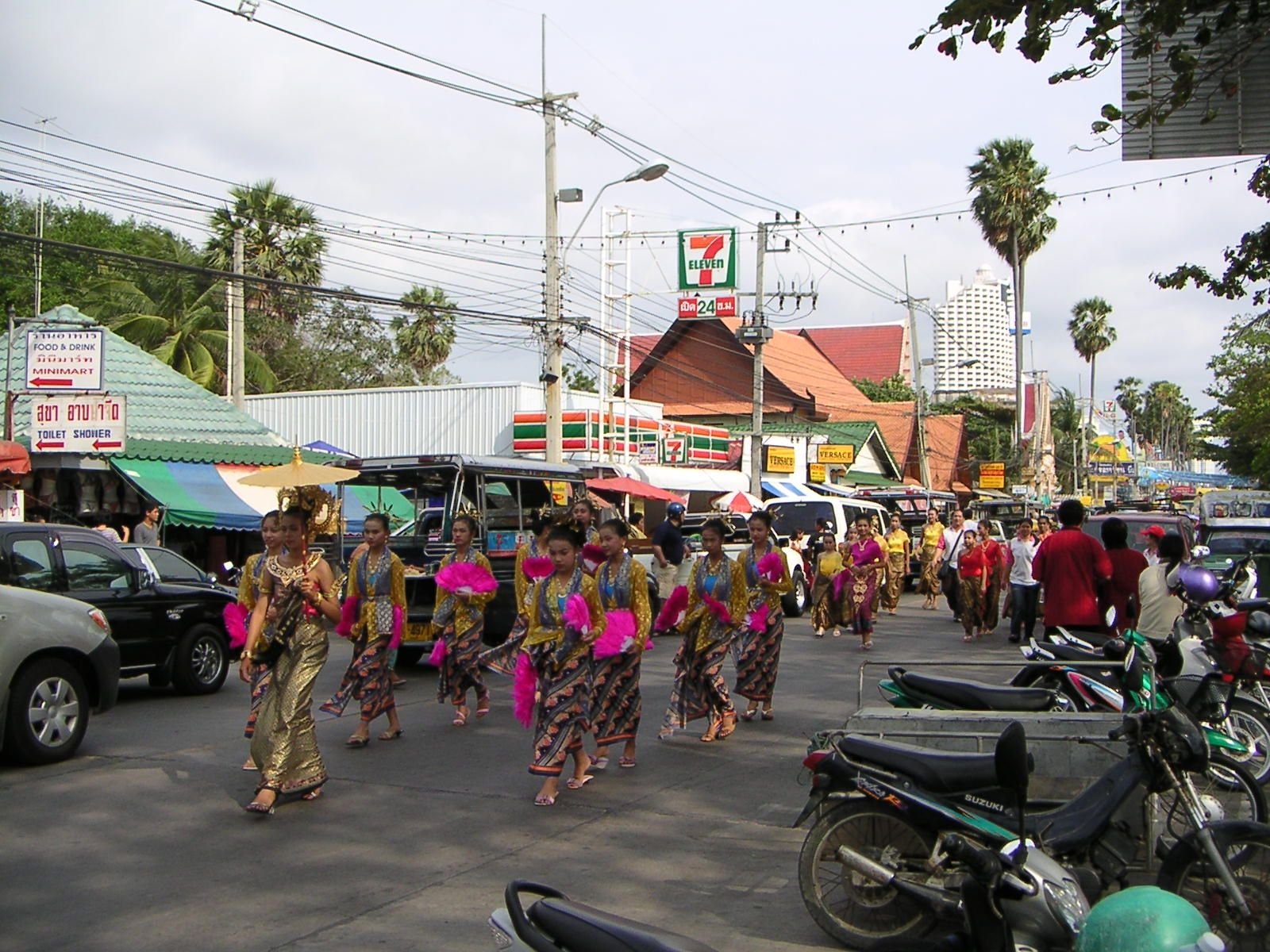 Troupe folklorique de femme en Thaïlande