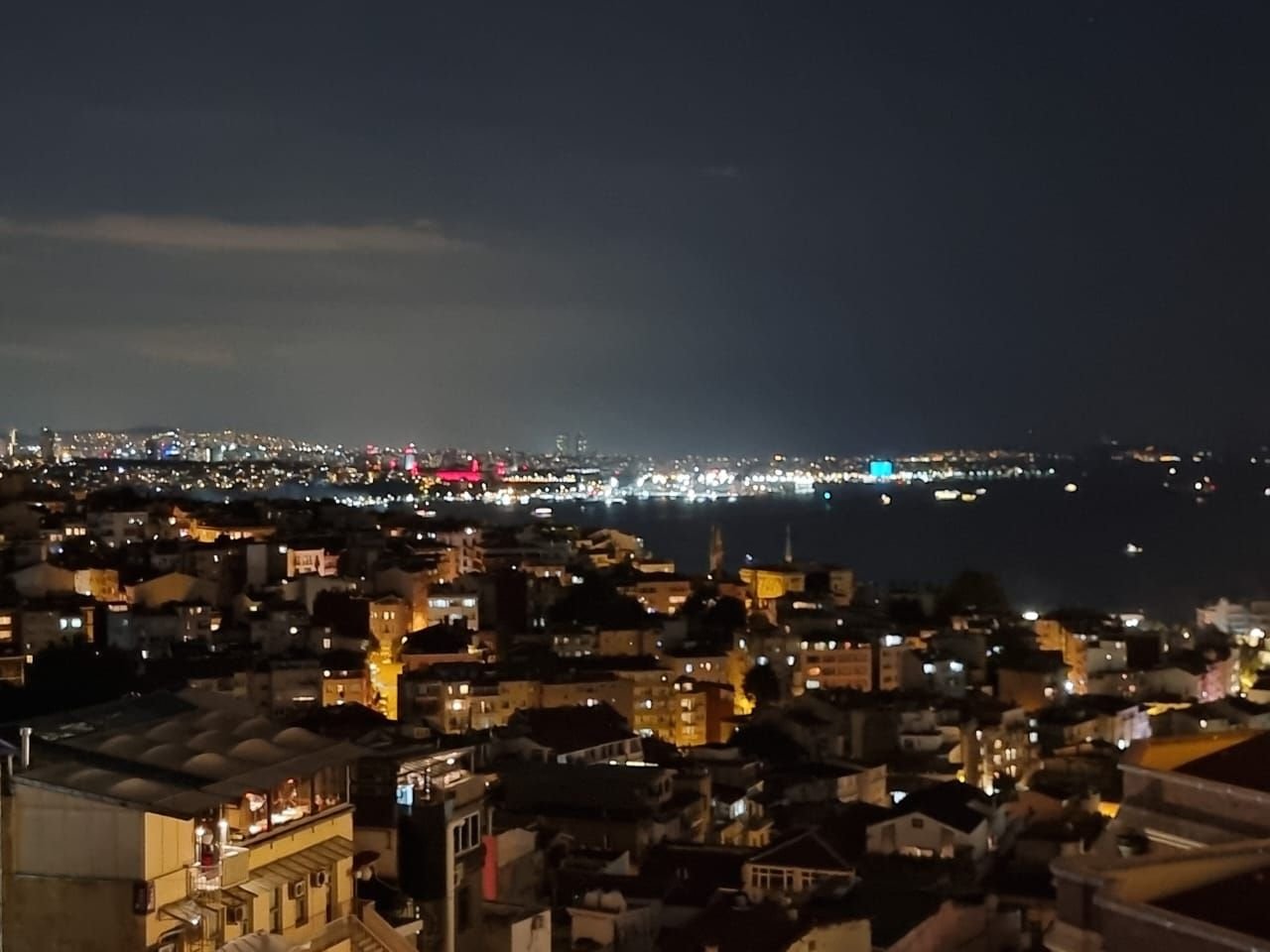 Vue sur la ville d'Istanbul la nuit depuis le Grand Star Hotel Bosphorus