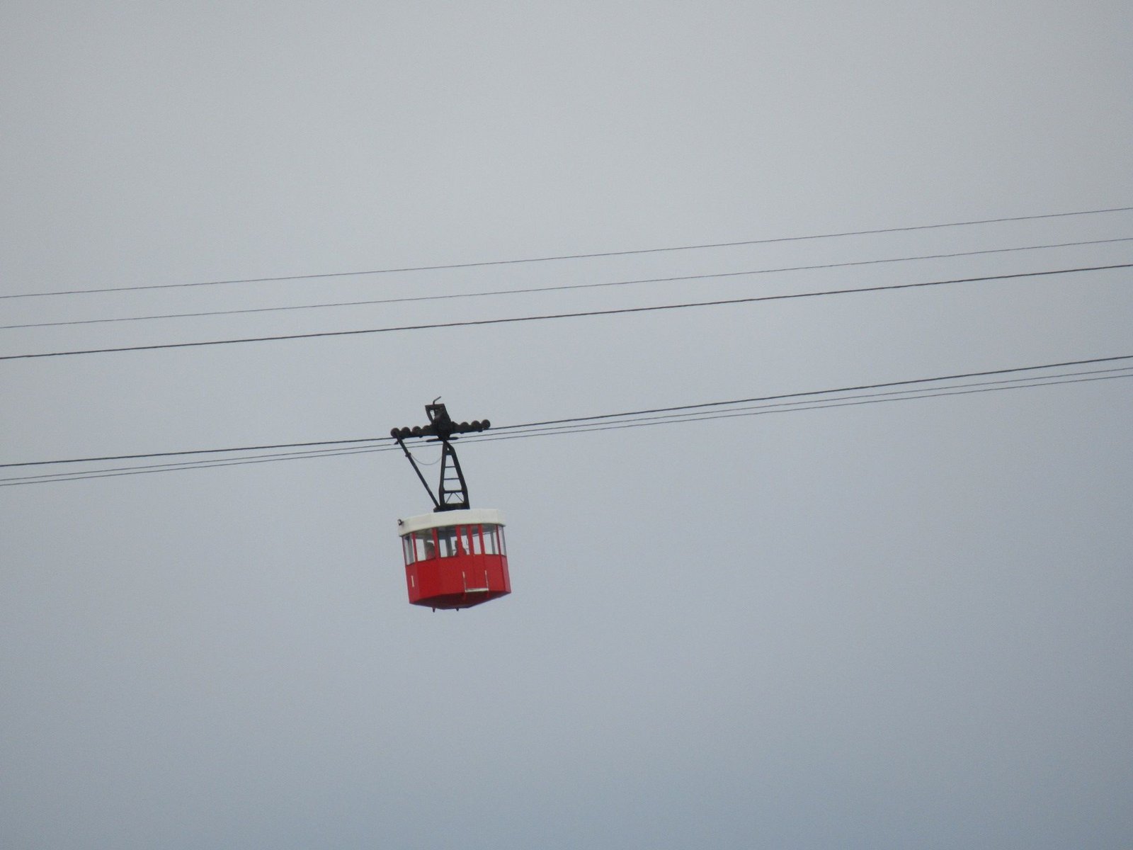 Téléphérique, funiculaire rouge dans le ciel, wagon se déplace le long du téléphérique à Barcelone photo gratuite