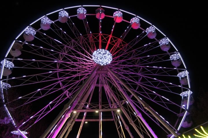 Grande roue illuminée lors d’une nuit festive photo gratuite