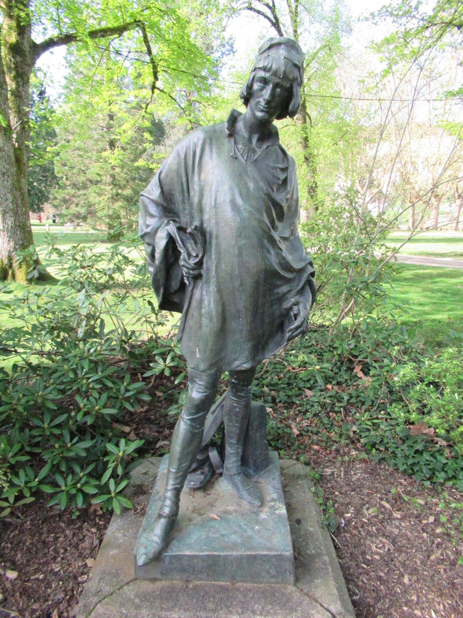 Statue de François Villon dans un jardin public à Epinal
