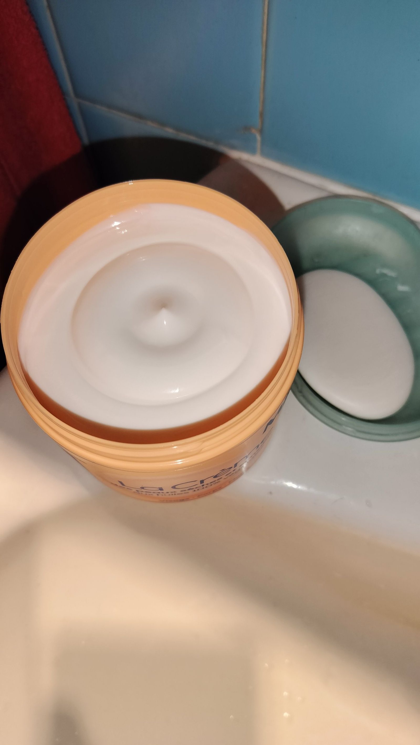 Crème de soin dans une salle de bain