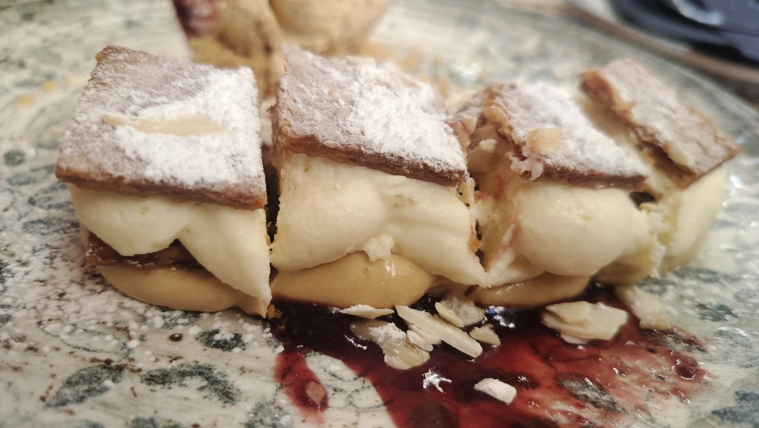 Un dessert de type mille-feuille, photo gratuite