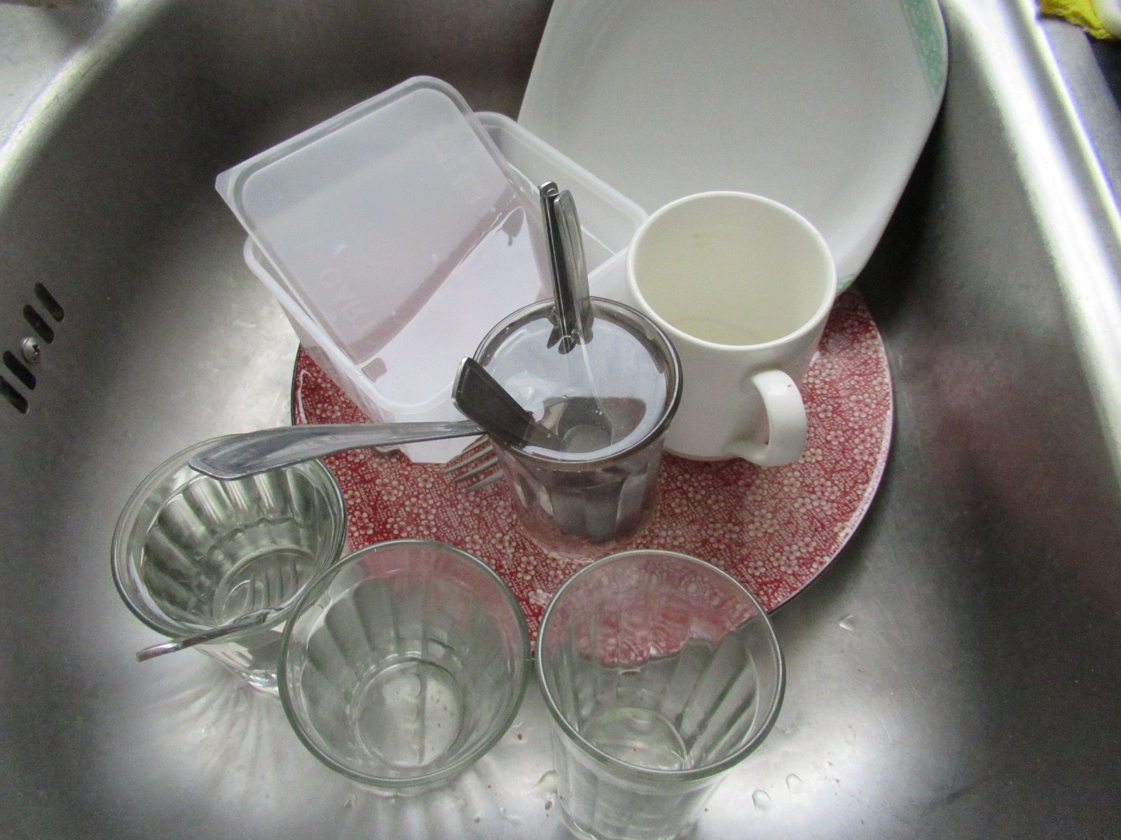 Vaisselle dans évier en inox