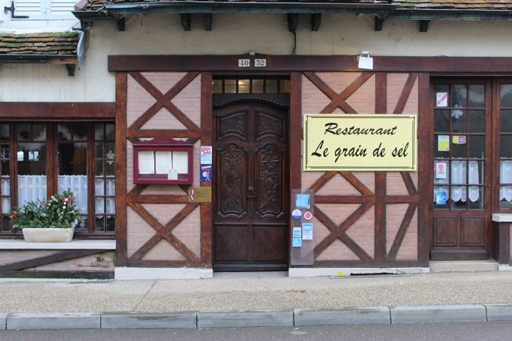 Façade du restaurant Le grain de sel photo gratuite